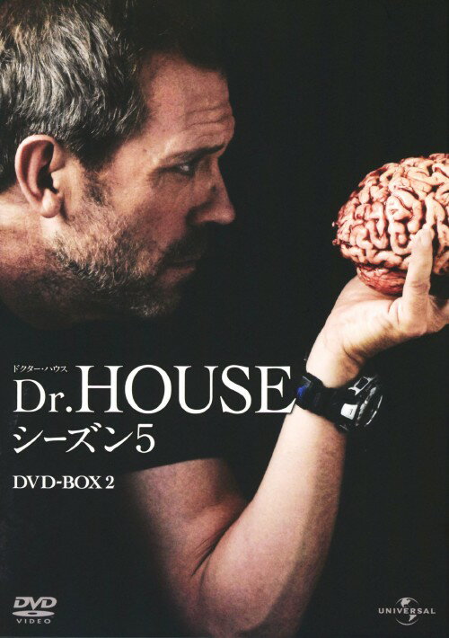 タイトル 2．ドクター・ハウス 5th BOX (完) 【DVD】 &nbsp; ドクターハウスシーズンファイブ アーティスト名 ヒュー・ローリー ジャンル 洋画サスペンス(TV) 発売日 2011/06/08発売 規格番号 GNBF-2186 JAN 4988102364854 無愛想でアウトローな天才医師、グレゴリー・ハウスが難病に挑む医療ドラマのフィフスシーズンのBOX第2弾。第13話から第24話を収録。 ※中古商品の場合、商品名に「初回」や「限定」・「○○付き」（例　Tシャツ付き）等の記載がございましても、特典等は原則付属しておりません。また、中古という特性上ダウンロードコード・プロダクトコードも保証の対象外です。コードが使用できない等の返品はお受けできません。ゲーム周辺機器の箱・取扱説明書及び、ゲーム機本体のプリインストールソフト、同梱されているダウンロードコードは初期化をしていますので、保証の対象外となっております。 尚、商品画像はイメージです。 ※2点以上お買い求めのお客様へ※ 当サイトの商品は、ゲオの店舗と共有しております。 商品保有数の関係上、異なる店舗から発送になる場合があり、お届けの荷物が複数にわかれたり、到着日時が異なる可能性がございます。（お荷物が複数になっても、送料が重複する事はございません） 尚、複数にわけて発送した場合、お荷物にはその旨が記載されておりますので、お手数ですが、お荷物到着時にご確認いただけますよう、お願い申し上げます。 ※ご登録頂いた配送先住所内容の不備等により、弊社へ商品が返還された場合は自動的にキャンセル処理となりますので、配送先住所の登録の際には、お間違いのないよう、くれぐれもご注意お願い申し上げます。 ※商品の状態問合せに関しまして、弊社は複数の拠点で商品の管理を行っておりますので、お答えができません。 ※当サイトの在庫について 当サイトの商品は店舗と在庫共有をしており、注文の重複や、商品の事故等が原因により、ご注文頂いた後に、 キャンセルさせていただく場合がございます。 楽天ポイントの付与・買いまわり店舗数のカウント等につきましても、発送確定した商品のみの対象になりますので、キャンセルさせて頂いた商品につきましては、補償の対象外とさせていただきます。 ご了承の上ご注文下さい。