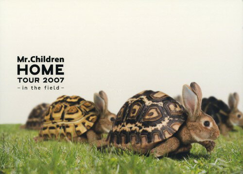 タイトル Mr.Children HOME TOUR 2007 in the field 【DVD】 &nbsp; ミスターチルドレンホームツアーニセンナナインザフィールト アーティスト名 Mr．Children ジャンル 邦楽 発売日 2008/08/06発売 規格番号 TFBQ-18091 JAN 4988061180915 2007年開催され55万人を動員したスタジアム・ツアーのハイライト、9月8日・9日に日産スタジアムで行われたライヴの模様を完全収録。DVD2枚に164分を収録。 ※中古商品の場合、商品名に「初回」や「限定」・「○○付き」（例　Tシャツ付き）等の記載がございましても、特典等は原則付属しておりません。また、中古という特性上ダウンロードコード・プロダクトコードも保証の対象外です。コードが使用できない等の返品はお受けできません。ゲーム周辺機器の箱・取扱説明書及び、ゲーム機本体のプリインストールソフト、同梱されているダウンロードコードは初期化をしていますので、保証の対象外となっております。 尚、商品画像はイメージです。 ※2点以上お買い求めのお客様へ※ 当サイトの商品は、ゲオの店舗と共有しております。 商品保有数の関係上、異なる店舗から発送になる場合があり、お届けの荷物が複数にわかれたり、到着日時が異なる可能性がございます。（お荷物が複数になっても、送料が重複する事はございません） 尚、複数にわけて発送した場合、お荷物にはその旨が記載されておりますので、お手数ですが、お荷物到着時にご確認いただけますよう、お願い申し上げます。 ※ご登録頂いた配送先住所内容の不備等により、弊社へ商品が返還された場合は自動的にキャンセル処理となりますので、配送先住所の登録の際には、お間違いのないよう、くれぐれもご注意お願い申し上げます。 ※商品の状態問合せに関しまして、弊社は複数の拠点で商品の管理を行っておりますので、お答えができません。 ※当サイトの在庫について 当サイトの商品は店舗と在庫共有をしており、注文の重複や、商品の事故等が原因により、ご注文頂いた後に、 キャンセルさせていただく場合がございます。 楽天ポイントの付与・買いまわり店舗数のカウント等につきましても、発送確定した商品のみの対象になりますので、キャンセルさせて頂いた商品につきましては、補償の対象外とさせていただきます。 ご了承の上ご注文下さい。
