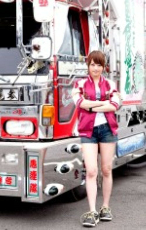 タイトル デコトラ・ギャル奈美 爆走!薔薇愛怒編 【DVD】 &nbsp; デコトラギャルナミバクソウバラアドヘン アーティスト名 吉沢明歩 ジャンル 邦画アクションカーアクション 発売日 2011/03/18発売 規格番号 DKIS-8968 JAN 4571211609680 セクシー女優・吉沢明歩主演によるデコトラムービーの「爆走！薔薇愛怒編」。日々慌しくデコトラ稼業を続ける奈美。そのきっかけは、奈美が高校を卒業した際に、今は亡き父・虎一郎が巻き込まれたある事件にあった…「青春章」ともいえる大ヒットシリーズ第3弾！ ※中古商品の場合、商品名に「初回」や「限定」・「○○付き」（例　Tシャツ付き）等の記載がございましても、特典等は原則付属しておりません。また、中古という特性上ダウンロードコード・プロダクトコードも保証の対象外です。コードが使用できない等の返品はお受けできません。ゲーム周辺機器の箱・取扱説明書及び、ゲーム機本体のプリインストールソフト、同梱されているダウンロードコードは初期化をしていますので、保証の対象外となっております。 尚、商品画像はイメージです。 ※2点以上お買い求めのお客様へ※ 当サイトの商品は、ゲオの店舗と共有しております。 商品保有数の関係上、異なる店舗から発送になる場合があり、お届けの荷物が複数にわかれたり、到着日時が異なる可能性がございます。（お荷物が複数になっても、送料が重複する事はございません） 尚、複数にわけて発送した場合、お荷物にはその旨が記載されておりますので、お手数ですが、お荷物到着時にご確認いただけますよう、お願い申し上げます。 ※ご登録頂いた配送先住所内容の不備等により、弊社へ商品が返還された場合は自動的にキャンセル処理となりますので、配送先住所の登録の際には、お間違いのないよう、くれぐれもご注意お願い申し上げます。 ※商品の状態問合せに関しまして、弊社は複数の拠点で商品の管理を行っておりますので、お答えができません。 ※当サイトの在庫について 当サイトの商品は店舗と在庫共有をしており、注文の重複や、商品の事故等が原因により、ご注文頂いた後に、 キャンセルさせていただく場合がございます。 楽天ポイントの付与・買いまわり店舗数のカウント等につきましても、発送確定した商品のみの対象になりますので、キャンセルさせて頂いた商品につきましては、補償の対象外とさせていただきます。 ご了承の上ご注文下さい。