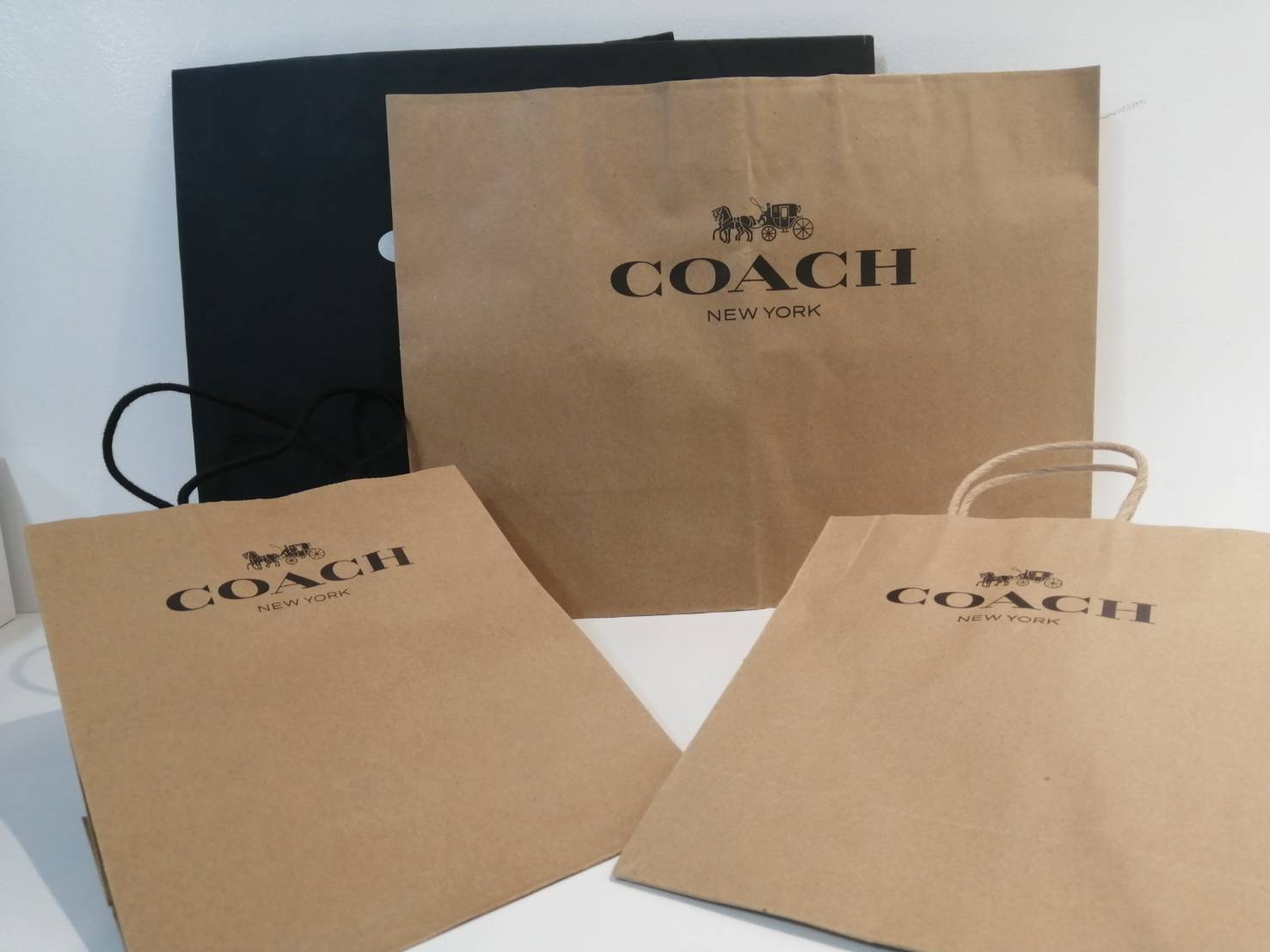 商品名 【中古品】COACH Coach コーチ 紙袋 4個 ショッパー セット販売 黒 茶色 ブラック ブラウン 型番 素材 商品について 【商品詳細】 【状態】 ランクB 一部商品に汚れが御座います。 ショーケースの中で スリーブに入れて保管しております。 ※キズなどの状態は当社の主観になります。 トラブル防止の為、写真での状態をよくご確認いただいた上で ご購入頂けますようお願い致します。 完璧な美品をご希望の場合は、ご購入をお控え下さい。 汚れ等写真に写ってないダメージがある可能性がございます。 トラブル、すり替え防止の為 キャンセルは不可とさせて頂きます。 即購入可能です。 #COACH #コーチ #紙袋 #リボン #白 #ショッパー #ブラック #ブラウン 注意事項 この商品は当店実店舗でも販売しております。在庫数の更新は随時行っておりますが、お買い上げいただいた商品が、品切れになってしまうこともございます。その場合、お客様には必ず連絡をいたしますが、万が一入荷予定がない場合は、キャンセルさせていただく場合もございますことをあらかじめご了承ください。モニター発色の具合により色が異なる場合がございます。