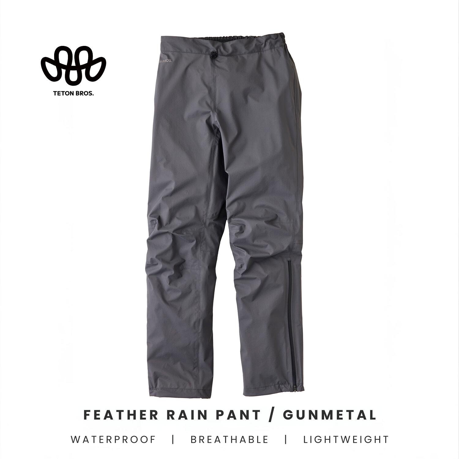 TETON BROS FEATHER RAIN PANT カラー：GUNMETAL 当店はTETON BROS 正規取扱店です。 安心してお買い求めください。 軽量でありながら高い耐久性を備えたレインパンツ。 登山・トレイルランニング・アウトドアなど様々なフィールドで活躍します。 ■ 特徴 軽量設計 約140g（Mサイズ）の軽量レインパンツ 携帯性にも優れ、緊急時のレインウェアとしても最適です。 高耐久素材 Stretch Cordura Super Durable 3Lを採用。 20万回以上の摩耗テストに耐える耐久性を備えています。 高いストレッチ性 伸縮性の高い素材と立体パターン設計により動きやすさを実現。 優れた着脱性 膝下まで開くサイドジッパーにより、シューズを履いたままでも着脱可能。 フィット感 裾はキャザー仕様でフィット感を高めています。 FEATHER RAIN JACKETとセットアップで使用可能。 ■ 商品スペック ブランド TETON BROS 商品名 FEATHER RAIN PANT カラー GUNMETAL 品番 TB261-02M 素材 Stretch Cordura Super Durable 3L 重量 約140g（Mサイズ） サイズ XS / S / M / L / XL ■ 注意事項 ※モニター環境により実際の色味と異なる場合がございます。 ※着用画像はAIによるイメージ画像を含む場合がございます。実際の商品仕様・カラーは商品単体画像をご確認ください。 ※サイズはメーカー公表値または当店計測値となります。 ※仕様は予告なく変更される場合がございます。