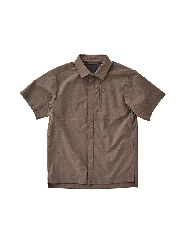 ブランド TETON BROS 商品名 Run Shirt カラー Chocolate 品番 TB261-510122 性別 メンズ 用途 登山 / トレイルランニング / アウトドア / 日常TETON BROS Run Shirt カラー：Chocolate 当店はTETON BROS 正規取扱店です。 安心してお買い求めください。 夏も快適に走れるシャツ 「PERTEX EQUILIBRIUM」を採用した走る人のためのシャツです。 糸と織り密度をTETON BROS.独自に調整したこの素材は、耐久性や速乾性、発汗時の肌離れが良いのが特長。接触冷感のあるナイロンを使用しているので、夏の高強度なアクティビティにもぴったり。スナップボタンを外せば風が抜けるので、暑い日も快適に着られます。背面の首元にはベンチレーションホールを配置。 同じ素材を採用するSCRAMBLING PANTやELV1000シリーズのショーツとのセットアップで気持ち良くフィールドを駆け回れます。ジェンダーレスでXSサイズからの展開です。 ■ 注意事項 ※モニター環境により実際の色味と異なる場合がございます。 ※着用画像はAIによるイメージ画像を含む場合がございます。実際の商品仕様・カラーは商品単体画像をご確認ください。 ※サイズはメーカー公表値または当店計測値となります。 ※仕様は予告なく変更される場合がございます。