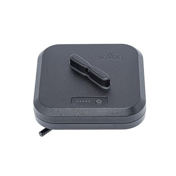 Devos ディボス AMPAK20 ポータブルバッテリー APK20 は、連泊キャンプでも安心のスタミナと急速充電に優れた大容量モバイル電源です。 ライトレンジャーと一体化することで連続点灯時間を大幅に延長し、夜間の活動を力強くバックアップします。特に電力を必要とする2,000ルーメンや4,000ルーメンのハイパワーモデルを最適にサポートするよう設計されており、フィールドでのバッテリー切れの不安を解消。USB-Cポートを介した給電により、ランタンだけでなくスマートデバイスへの急速充電も可能な、頼れる高出力モバイル電源です。 ■SPEC■ ・サイズ：H5.59cm×D12.04cm×W12.05cm ・重量：462.1g ・素材：ポリカーボネート ・バッテリー：リチウムイオンバッテリー 73Wh□在庫に関する注意 この商品はインターネット以外でも販売しております。在庫数の更新は随時行っておりますが、お買い上げいただいた商品が、品切れになってしまうこともございます。その場合、お客様には必ず連絡をいたしますが、万が一入荷予定がない場合は、キャンセルさせていただく 場合もございますことをあらかじめご了承ください。 □注意事項 ：撮影環境、PC環境等で画像の色が若干違うことがあります。