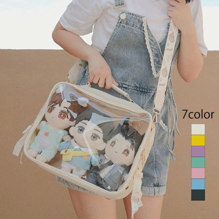 -------------------------------------------------------------------------------------------------------商品仕様透明窓付きのデザイン、好きな芸能人や、アニメの写真 、缶バッジなど入れることができます。簡単に世界中一つだけ自分のペンケースは完成します。 毎日楽しく使えます。レディース、中学生、高校生、大学生、大人にも適用します。持ち手が付いているので持ち運びにも便利で、バッグなどからの取り出しにも便利です。容量が大きく、散在するさまざまな小物を簡単に分類できます。小学生から高校生まで幅広く愛されるデザインです、自分で使うのがもちろん入学、進学、誕生日のプレゼントや入学プレゼントなどとしても最適で、きっと喜ばれます。【素材】PU PVC【サイズ】本体：約幅32cm*マチ11.5cm*高さ25cm【カラー】白、黒、イエロー、ピンク、グリーン、パープル、ブルー【重さ】約580g【生産国】中国製【注意】画像通りの缶バッチなど商品は付属しません。包装について、「簡易包装」を推進しております。1-3cmの誤差がございまいますので、あらかじめご了承ください。長時間濡れたままで重ねて置いたり、摩擦（特に湿った状態での摩擦）や、 汗や雨などでぬれた時は他の衣料等に移染する場合がございますのでお気を付け下さいませ。また洗濯の際は移染する場合がございますので、他の物とは分けて洗って下さいませ。素材の特性上、洗濯やクリーニングにより多少縮んだり 斜行（商品全体がねじれて見える状態）が生じる事がございます。お取り扱い前に、商品付属タグの記載もご確認下さい【関連キーワード】痛バッグ 3WAY トートバッグ ショルダーバッグ 痛バ ハンドバッグ リュック レディース ガールズ クリアバグ 見せバッグ 透明バッグ 缶バッチ イベント 推し活 痛トートバッグ おしゃれ かわいい 軽量 大容量 A4 女の子 通学 透明カバン クリア 透明 透明窓 ビニールバッグ ビニール デコ デコバッグ ぬいぐるみ 推し 推しバッグ 推し活 推し活バッグ おたく オタク活 オタクバッグ 御宅 オタク活バッグ オタバ オタ 多色 オシャレ キレイ キレイめ ショルダー トート ハンド ハンドバッグ リュックサック バックパック 痛リュック 痛 バ いたば いたばっぐ ばっぐ 鞄 かばん 女子 女性 女の子 高校生 中学生 大学生 オトナ 通学 通勤 女子高生 女子高校生 女子中学生 オールシーズン 通年 春 夏 秋 冬 レディースバッグ 韓国 10代 20代 30代 プレゼント ギフト 誕生日 お出かけ 散歩 デート 旅行 ショッピング 夏休み かわいい 可愛い カワイイ -------------------------------------------------------------------------------------------------------商品仕様透明窓付きのデザイン、好きな芸能人や、アニメの写真 、缶バッジなど入れることができます。簡単に世界中一つだけ自分のペンケースは完成します。 毎日楽しく使えます。レディース、中学生、高校生、大学生、大人にも適用します。持ち手が付いているので持ち運びにも便利で、バッグなどからの取り出しにも便利です。容量が大きく、散在するさまざまな小物を簡単に分類できます。小学生から高校生まで幅広く愛されるデザインです、自分で使うのがもちろん入学、進学、誕生日のプレゼントや入学プレゼントなどとしても最適で、きっと喜ばれます。【素材】PU PVC【サイズ】本体：約幅32cm*マチ11.5cm*高さ25cm【カラー】白、黒、イエロー、ピンク、グリーン、パープル、ブルー【重さ】約580g【生産国】中国製【注意】画像通りの缶バッチなど商品は付属しません。包装について、「簡易包装」を推進しております。1-3cmの誤差がございまいますので、あらかじめご了承ください。長時間濡れたままで重ねて置いたり、摩擦（特に湿った状態での摩擦）や、 汗や雨などでぬれた時は他の衣料等に移染する場合がございますのでお気を付け下さいませ。また洗濯の際は移染する場合がございますので、他の物とは分けて洗って下さいませ。素材の特性上、洗濯やクリーニングにより多少縮んだり 斜行（商品全体がねじれて見える状態）が生じる事がございます。お取り扱い前に、商品付属タグの記載もご確認下さい【関連キーワード】痛バッグ 3WAY トートバッグ ショルダーバッグ 痛バ ハンドバッグ リュック レディース ガールズ クリアバグ 見せバッグ 透明バッグ 缶バッチ イベント 推し活 痛トートバッグ おしゃれ かわいい 軽量 大容量 A4 女の子 通学 透明カバン クリア 透明 透明窓 ビニールバッグ ビニール デコ デコバッグ ぬいぐるみ 推し 推しバッグ 推し活 推し活バッグ おたく オタク活 オタクバッグ 御宅 オタク活バッグ オタバ オタ 多色 オシャレ キレイ キレイめ ショルダー トート ハンド ハンドバッグ リュックサック バックパック 痛リュック 痛 バ いたば いたばっぐ ばっぐ 鞄 かばん 女子 女性 女の子 高校生 中学生 大学生 オトナ 通学 通勤 女子高生 女子高校生 女子中学生 オールシーズン 通年 春 夏 秋 冬 レディースバッグ 韓国 10代 20代 30代 プレゼント ギフト 誕生日 お出かけ 散歩 デート 旅行 ショッピング 夏休み かわいい 可愛い カワイイ-------------------------------------------------------------------------------------------------------商品仕様透明窓付きのデザイン、好きな芸能人や、アニメの写真 、缶バッジなど入れることができます。簡単に世界中一つだけ自分のペンケースは完成します。 毎日楽しく使えます。レディース、中学生、高校生、大学生、大人にも適用します。持ち手が付いているので持ち運びにも便利で、バッグなどからの取り出しにも便利です。容量が大きく、散在するさまざまな小物を簡単に分類できます。小学生から高校生まで幅広く愛されるデザインです、自分で使うのがもちろん入学、進学、誕生日のプレゼントや入学プレゼントなどとしても最適で、きっと喜ばれます。【素材】PU PVC【サイズ】本体：約幅32cm*マチ11.5cm*高さ25cm【カラー】白、黒、イエロー、ピンク、グリーン、パープル、ブルー【重さ】約580g【生産国】中国製【注意】画像通りの缶バッチなど商品は付属しません。包装について、「簡易包装」を推進しております。1-3cmの誤差がございまいますので、あらかじめご了承ください。長時間濡れたままで重ねて置いたり、摩擦（特に湿った状態での摩擦）や、 汗や雨などでぬれた時は他の衣料等に移染する場合がございますのでお気を付け下さいませ。また洗濯の際は移染する場合がございますので、他の物とは分けて洗って下さいませ。素材の特性上、洗濯やクリーニングにより多少縮んだり 斜行（商品全体がねじれて見える状態）が生じる事がございます。お取り扱い前に、商品付属タグの記載もご確認下さい【関連キーワード】痛バッグ 3WAY トートバッグ ショルダーバッグ 痛バ ハンドバッグ リュック レディース ガールズ クリアバグ 見せバッグ 透明バッグ 缶バッチ イベント 推し活 痛トートバッグ おしゃれ かわいい 軽量 大容量 A4 女の子 通学 透明カバン クリア 透明 透明窓 ビニールバッグ ビニール デコ デコバッグ ぬいぐるみ 推し 推しバッグ 推し活 推し活バッグ おたく オタク活 オタクバッグ 御宅 オタク活バッグ オタバ オタ 多色 オシャレ キレイ キレイめ ショルダー トート ハンド ハンドバッグ リュックサック バックパック 痛リュック 痛 バ いたば いたばっぐ ばっぐ 鞄 かばん 女子 女性 女の子 高校生 中学生 大学生 オトナ 通学 通勤 女子高生 女子高校生 女子中学生 オールシーズン 通年 春 夏 秋 冬 レディースバッグ 韓国 10代 20代 30代 プレゼント ギフト 誕生日 お出かけ 散歩 デート 旅行 ショッピング 夏休み かわいい 可愛い カワイイ -------------------------------------------------------------------------------------------------------商品仕様透明窓付きのデザイン、好きな芸能人や、アニメの写真 、缶バッジなど入れることができます。簡単に世界中一つだけ自分のペンケースは完成します。 毎日楽しく使えます。レディース、中学生、高校生、大学生、大人にも適用します。持ち手が付いているので持ち運びにも便利で、バッグなどからの取り出しにも便利です。容量が大きく、散在するさまざまな小物を簡単に分類できます。小学生から高校生まで幅広く愛されるデザインです、自分で使うのがもちろん入学、進学、誕生日のプレゼントや入学プレゼントなどとしても最適で、きっと喜ばれます。【素材】PU PVC【サイズ】本体：約幅32cm*マチ11.5cm*高さ25cm【カラー】白、黒、イエロー、ピンク、グリーン、パープル、ブルー【重さ】約580g【生産国】中国製【注意】画像通りの缶バッチなど商品は付属しません。包装について、「簡易包装」を推進しております。1-3cmの誤差がございまいますので、あらかじめご了承ください。長時間濡れたままで重ねて置いたり、摩擦（特に湿った状態での摩擦）や、 汗や雨などでぬれた時は他の衣料等に移染する場合がございますのでお気を付け下さいませ。また洗濯の際は移染する場合がございますので、他の物とは分けて洗って下さいませ。素材の特性上、洗濯やクリーニングにより多少縮んだり 斜行（商品全体がねじれて見える状態）が生じる事がございます。お取り扱い前に、商品付属タグの記載もご確認下さい【関連キーワード】痛バッグ 3WAY トートバッグ ショルダーバッグ 痛バ ハンドバッグ リュック レディース ガールズ クリアバグ 見せバッグ 透明バッグ 缶バッチ イベント 推し活 痛トートバッグ おしゃれ かわいい 軽量 大容量 A4 女の子 通学 透明カバン クリア 透明 透明窓 ビニールバッグ ビニール デコ デコバッグ ぬいぐるみ 推し 推しバッグ 推し活 推し活バッグ おたく オタク活 オタクバッグ 御宅 オタク活バッグ オタバ オタ 多色 オシャレ キレイ キレイめ ショルダー トート ハンド ハンドバッグ リュックサック バックパック 痛リュック 痛 バ いたば いたばっぐ ばっぐ 鞄 かばん 女子 女性 女の子 高校生 中学生 大学生 オトナ 通学 通勤 女子高生 女子高校生 女子中学生 オールシーズン 通年 春 夏 秋 冬 レディースバッグ 韓国 10代 20代 30代 プレゼント ギフト 誕生日 お出かけ 散歩 デート 旅行 ショッピング 夏休み かわいい 可愛い カワイイ