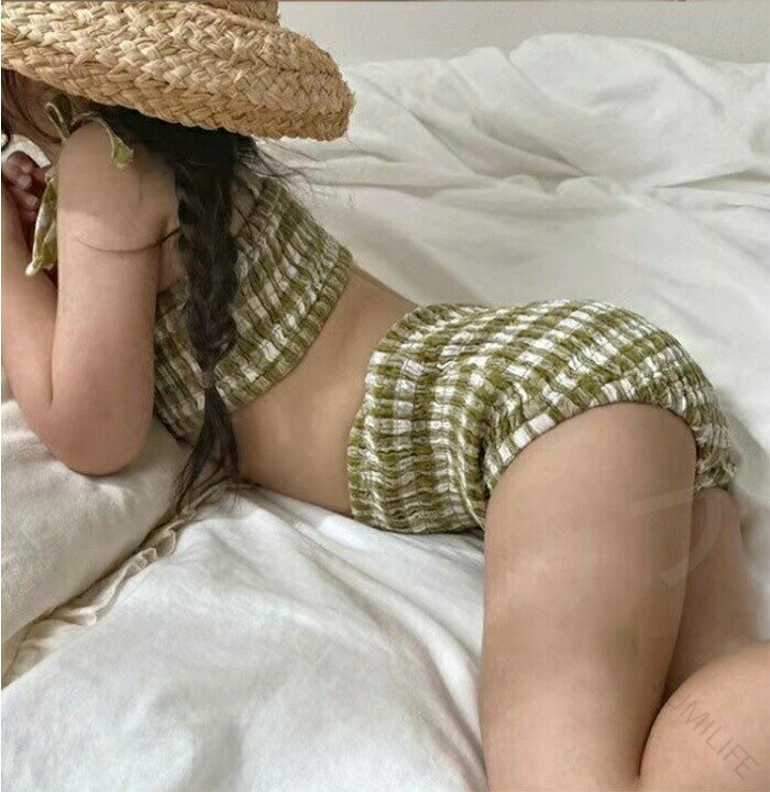 商品名：キッズ 水着 女の子 ビキニ 2点セット商品紹介：柔らかくて軽量な素材を採用して念入りに仕立て吸湿性・速乾性・通気性が抜群、着心地もよい。透けずに安心な着心地◎大切なお子さまが着る水着！裏地で安心・快適な着心地にかわいい子供水着 海へや水泳や温泉など適応する。 見ているだけでハッピーな気分になれる明るいキッズスイムウェアです。海やプールだけでなく、スイミングスクールや幼稚園・保育園にも最適ですサイズ：80/90/100/110/120/130素材：ポリエステルセット内容：水着単品注意事項：※サイズは測り方により、1cm〜2cm誤差が生じる場合がございます。※お客様のモニター環境により実物の色合いと若干お色目が異なる場合がございます。※モデルに使用している小物やアクセサリー等はセット内容に含まれておりません。 【原産国／製造国: 中国】 .送料無料のキッズ水着女の子用ビキニ2点セットはキャミソールとスカートの組み合わせで、幼稚園や保育園の水遊びからプール、海での使用に最適です。ガールズ水着やベビー水着としても人気で、かわいいバックリボンデザインが特徴。UVカットや速乾性、軽量で通気性も良く、春夏秋冬問わず使えるスイムウエアです。子供服としておしゃれで、海水浴やスイミング、スポーツ水遊び、旅行、ギフトにもおすすめ。花柄やおしゃれなデザインで、スイムキャップや水泳帽子と合わせて使えます。人気のキッズファッションで、海辺やプール遊びに最適な水泳用品です。。 指定された配送時間は承っておりません。【LUMILIFE】