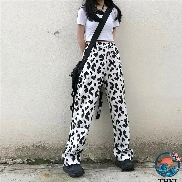 コーディネートのアクセントにぴったりの牛柄パンツ♪モノトーンの比較的落ち着いたカラーなので、柄物初心者の方も取り入れやすいです☆【カラー】ホワイト×ブラック【サイズ】Sパンツ丈:97cmウエスト:58-68cmヒップ:108cm裾幅:41cmMパンツ丈:99cmウエスト:62-72cmヒップ:112cm裾幅:42cmLパンツ丈:101cmウエスト:66-76cmヒップ:116cm裾幅:43cmXLパンツ丈:103cmウエスト:70-80cmヒップ:120cm裾幅:43cm※1-3cm程度の誤差がある場合がございます。 【原産国／製造国: 中国】 .こちらのパンツはレディース用のワイドボトムスで、牛柄モノトーンの個性的なデザインが特徴です。フルレングスのハイウエストズボンで、黒白のアニマル柄がモードやストリート、カジュアルスタイルにマッチします。春夏秋の季節に対応し、大きいサイズも揃えています。ガウチョパンツやロングパンツとしても人気で、オシャレなトレンドファッションとしておすすめです。体型カバーや大人コーデにも使え、きれいめから個性派スタイルまで幅広く着回しできます。牛柄パンツ、モノトーンパンツ、アニマル柄ボトムス、カジュアルパンツ、ワイドパンツ、春夏秋パンツ、フルレングスズボン、ハイウエストパンツ、ストリートファッション、モード系パンツ、個性的デザイン、黒白パンツ、大きいサイズパンツ、レディースファッション、トレンドパンツ、春パンツ、夏パンツ、秋パンツ、オシャレパンツ、体型カバーズボン、ユニークパンツ、ズボン。 指定された配送時間は承っておりません。【楽しいとき】