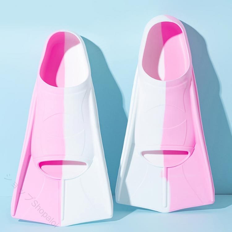 推進力を高め、スピードトレーニングにも最適なシリコンゴム製のスイマー用フィンです。足との一体感が高いので推進力もアップ！効率良く水をキャッチしますので最小限の力で蹴ることが出来ます。脚力の弱い方や女性ダイバーにもオススメです。選手のドリルやフォーミングなどテクニック練習や、泳ぎを習得するレベルの育成クラスまで十分に対応できるフィンです。素材はシリコンで弾力性が良く履きやすく適応サイズも広いのが特徴です。ジュニアから大人までのサイズ展開！サイズ展開も豊富なのが嬉しい☆ サイズ XXS XS S M L XL サイズについての説明 【XXS】20-21cm対応 （外）長さ23cm （内）長18さcm【XS】21.5-22.5cm対応 （外）長さ26cm （内）長さ20cm【S】23-24cm対応 （外）長さ29cm （内）長さ22cm【M】24.5-25.5cm対応 （外）長さ32cm （内）長さ24cm【L】26-27cm対応 （外）長さ34cm （内）長さ26cm【XL】27.5-28.5cm対応 （外）長さ36cm （内）長さ28cm 素材 シリコン 色 紺*水色 ピンク*白 黒 ブルー イエロー 備考 ●サイズ詳細等の測り方はスタッフ間で統一、徹底はしておりますが、実寸は商品によって若干の誤差(1cm〜3cm )がある場合がございますので、予めご了承ください。 ●製造ロットにより、細部形状の違いや、同色でも色味に多少の誤差が生じます。 ●パッケージは改良のため予告なく仕様を変更する場合があります。 ▼商品の色は、撮影時の光や、お客様のモニターの色具合などにより、実際の商品と異なる場合がございます。あらかじめ、ご了承ください。 ▼生地の特性上、やや匂いが強く感じられるものもございます。数日のご使用や陰干しなどで気になる匂いはほとんど感じられなくなります。 ▼同じ商品でも生産時期により形やサイズ、カラーに多少の誤差が生じる場合もございます。 ▼他店舗でも在庫を共有して販売をしている為、受注後欠品となる場合もございます。予め、ご了承お願い申し上げます。 ▼出荷前に全て検品を行っておりますが、万が一商品に不具合があった場合は、お問い合わせフォームまたはメールよりご連絡頂けます様お願い申し上げます。速やかに対応致しますのでご安心ください。 【原産国／製造国: 中国】 指定された配送時間は承っておりません。【ショップShopaloi】