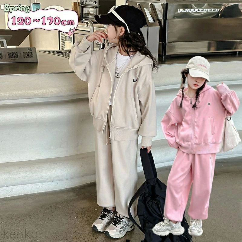 商品説明 素材：綿85%・ポリエステル カラー：ベージュ/ピンク ※お客様のモニター環境により実物の色合いと若干お色目が異なる場合がございます。 サイズ：120/130/140/150/160/170cm ※サイズに±2cm程の誤差がある場合がございます セット内容：トップス・ズボン ----------------------------------------------------------- ▼キーワード：（商品説明ではありません） 子供服 女の子 セットアップ カジュアル セット 2点 運動 可愛い 韓国 子供 服 おしゃれ 幼稚園 大人っぽい キッズ きれいめ 120cm 130cm 140cm 150cm 160cm 170cm 当店は他の店舗と在庫を共有し、商品の販売をおこなうとおりますため、ご注文をいただいた商品が在庫切れの状態になっている可能性をご承知おきください。通常の商品は発送まで約5日間を予想しておりますが、発送前には全ての商品を精密に検査いたしますが、万一商品の汚損、破損、故障や在庫不足の状況が発生した場合は、当店より3営業日以内に電話または電子メールにてご連絡いたします。その際はご不便をおかけいたしますが、ご了承のほどよろしくお願いいたします。商品説明 素材：綿85%・ポリエステル カラー：ベージュ/ピンク ※お客様のモニター環境により実物の色合いと若干お色目が異なる場合がございます。 サイズ：120/130/140/150/160/170cm ※サイズに±2cm程の誤差がある場合がございます セット内容：トップス・ズボン ----------------------------------------------------------- ▼キーワード：（商品説明ではありません） 子供服 女の子 セットアップ カジュアル セット 2点 運動 可愛い 韓国 子供 服 おしゃれ 幼稚園 大人っぽい キッズ きれいめ 120cm 130cm 140cm 150cm 160cm 170cm 当店は他の店舗と在庫を共有し、商品の販売をおこなうとおりますため、ご注文をいただいた商品が在庫切れの状態になっている可能性をご承知おきください。通常の商品は発送まで約5日間を予想しておりますが、発送前には全ての商品を精密に検査いたしますが、万一商品の汚損、破損、故障や在庫不足の状況が発生した場合は、当店より3営業日以内に電話または電子メールにてご連絡いたします。その際はご不便をおかけいたしますが、ご了承のほどよろしくお願いいたします。