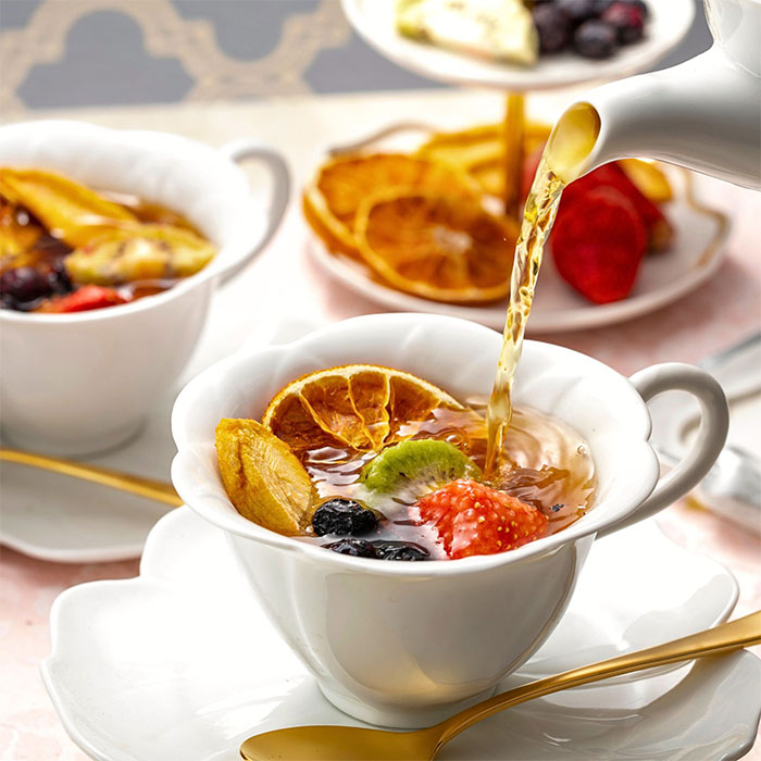 国産果実を使ったドライフルーツと紅茶を組み合わせた、彩り豊かなドライフルーツティーです。いちご、みかん、ブルーベリー、りんご、キウイは、見た目の美しさや香り、酸味と甘みのバランスまで考え、名古屋覚王山の紅茶専門店「えいこく屋」が厳選。紅茶には世界三大紅茶の一つ、スリランカ産ウバを用い、フルーツの風味が最も引き立つ組み合わせを整えました。華やかな色合いと香りを楽しめる、フルーツと紅茶が調和した一杯です。ご自宅でのゆったりとしたティータイムや、自分へのご褒美、ギフトや贈り物にもおすすめです。 ○名称：ドライフルーツティー ○内容量：8個入り ○原材料名：りんご（国産）、みかん、キウイ、いちご、ブルーベリー、紅茶（スリランカ産） ○配送形態：常温 (宅配BOX・置配不可) ○保存方法：常温 ○賞味期限：製造日より180日 ○熨斗：可 ○名入れ：不可 ○包装：可 ○手提げ：不可 ○荷姿：その他 ○備考：直射日光・高温多湿を避け、常温で保存してください。 季節・収穫状況により、素材の大きさ・色等が掲載写真と異なることがあります。 ○販売者：【オモロス】 〒494-0002 愛知県一宮市篭屋4-8-4 ○製造者：【株式会社WOOD】 〒434-0004 静岡県浜松市浜名区宮口3999-13 【おすすめ用途】 ご自宅用 手土産 お歳暮 お年賀 お中元 敬老の日 父の日 母の日 誕生日 ギフトプレゼント 贈り物 贈答 ご挨拶 御礼 お礼 お祝い 結婚祝 内祝い 卒業 【贈る相手】 女性 男性 友人 家族 祖母 祖父 孫 20代 30代 40代 50代 60代 70代 【関連ワード】 グルメ 通販 お取り寄せ おすすめ 送料無料