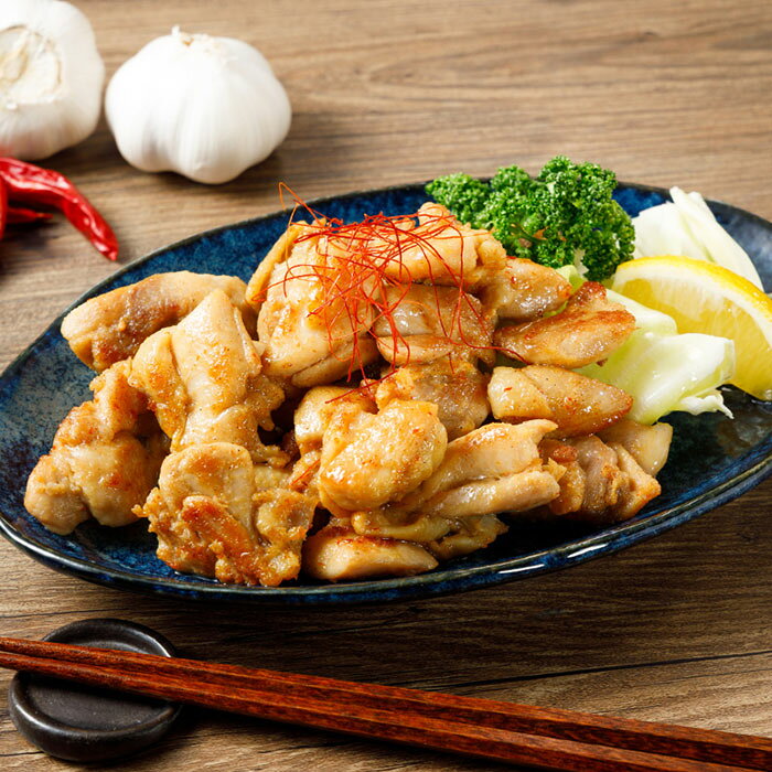 上品な旨味あふれるプリプリ食感の鶏肉と、瀬戸内産の新鮮なレモンっが織りなすジューシーな味わいのええとこ鶏を真空パックでお届けします。鶏の旨みを閉じ込めた純正チキンオイル付きです。ええとこ鶏は化学調味料無添加です。 ○名称：惣菜 ○内容量：ええとこ鶏120g×3袋、チキンオイル25g×3袋 ○原材料名：ええとこ鶏：鶏肉（若鶏）、シーズニングパウダー（食塩、胡椒、にんにく、玉ねぎ、とうがらし）、レモンパウダー、鶏油 チキンオイル：鶏脂（国産）、酸化防止剤（ビタミンE） ○配送形態：冷蔵 (宅配BOX・置配不可) ○保存方法：冷蔵 ○賞味期限：製造日より30日 ○熨斗：可 ○名入れ：不可 ○包装：不可 ○手提げ：不可 ○荷姿：ダンボール ○備考：包装不可、内箱（化粧箱）外箱（ダンボール）、熨斗（短冊熨斗対応）となります。 ○製造者：【有限会社　さぬき鳥本舗】 〒767-0011　香川県三豊市高瀬町下勝間1253-9 【おすすめ用途】 ご自宅用 手土産 お歳暮 お年賀 お中元 敬老の日 父の日 母の日 誕生日 ギフトプレゼント 贈り物 贈答 ご挨拶 御礼 お礼 お祝い 結婚祝 内祝い 卒業 【贈る相手】 女性 男性 友人 家族 祖母 祖父 孫 20代 30代 40代 50代 60代 70代 【関連ワード】 グルメ 通販 お取り寄せ おすすめ 送料無料