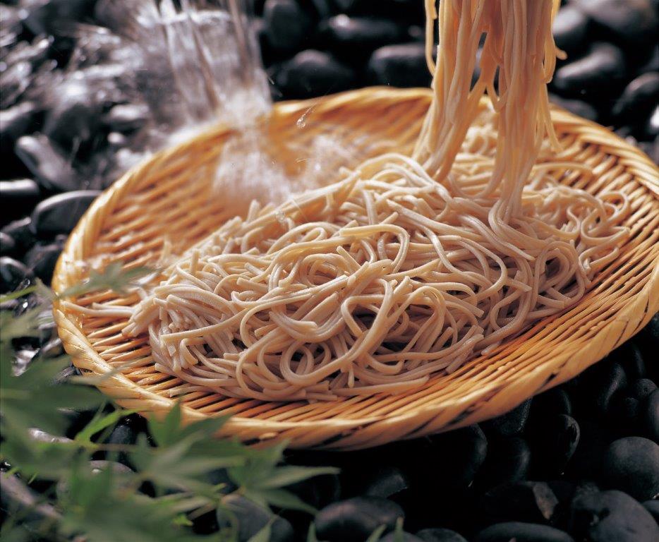 国産のそば粉を100%使用した生そばを、茹でずにそのまま冷凍にしてお届けします。ご家庭で本格的な十割そばとそば湯がお楽しみいただけます。【商品内容】・内容量　：〈生麺〉260g（130g×2食）×5袋/計10食・賞味期限：製造日より冷凍1年・便種　　：冷凍・熨斗　　：対応不可・包装　　：なし・代引き決済はご利用いただけません。・お届け日時のご指定承ります。・長期休暇前後は配送が遅れることがございます。⇒【心を動かす贈り物】相手を笑顔にする選び抜かれたカタログギフト「生冷凍」信州十割そば【送料無料】 国産のそば粉を100%使用した生そばを、茹でずにそのまま冷凍にしてお届けします。ご家庭で本格的な十割そばとそば湯がお楽しみいただけます。