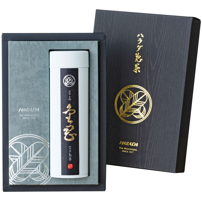 《1箱の内容》 内容／煎茶 金剛100gロング缶 箱サイズ／245×160×63mm 重量／350g 生産地：日本 創業百余年。 長い歴史の中で進化を遂げてきた熟練茶師の、技。 ハラダ製茶が自信をもってお届けします。 本当に美味しいお茶飲んだこと、ありますか？ KONGOH金剛 うまみのある茶葉を贅沢に使用。 まろやかな風味が特徴で、お子さまからご年配の方まで幅広くご支持をいただいており贈り物、おもてなしに特におすすめです。 うまみ★★★★☆4.8 色味　★★★★☆4.3 香り　★★★★☆4.5 平均　★★★★☆4.5ギフト対応