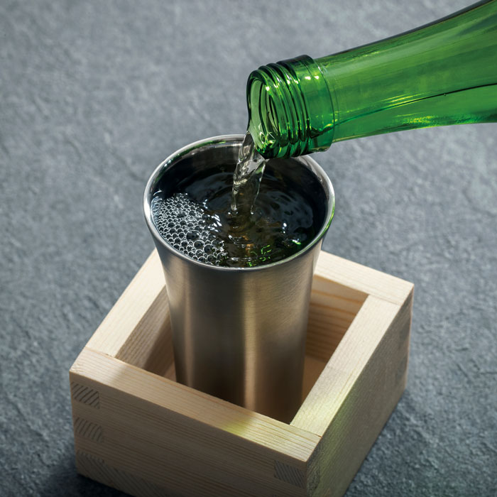 《1箱の内容》 商品／本体φ82×107mm※枡含む（タンブラー100ml）：ステンレス鋼、枡：天然木 箱サイズ／92×87×118mm 中国製 家で飲む酒がとびきりうまい 気どらず、自分らしく楽しめる家飲み。 お気に入りの酒器やおつまみを用意して、その日一日の疲れを癒す至福の時間。 そんな家飲みをもっと美味しく、ぐっと豊かにする「魔法瓶の酒器」ができました。 お好みのお酒に合わせて選べる幅広いラインアップで、あなただけの「おうち居酒屋」をお楽しみください。 タンブラーと枡でおうちでも贅沢にこぼれ酒をお楽しみいただけます。 丸洗いOK 保冷専用ギフト対応