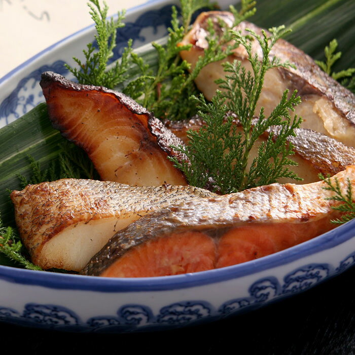 内容／さわら西京漬　70g×2切、赤魚西京漬　70g×2切、銀鮭西京漬　70g×2切、銀ひらす西京漬　70g×2切 箱サイズ／260×340×40mm　化粧箱入 重量／800g 賞味期限／出荷日より60日間 【配送方法】　クール便(冷凍) 京都の西京味噌を竹八独自にブレンドしじっくりと本漬けしました。 風味豊かな奥深い味わいに仕上がっています。