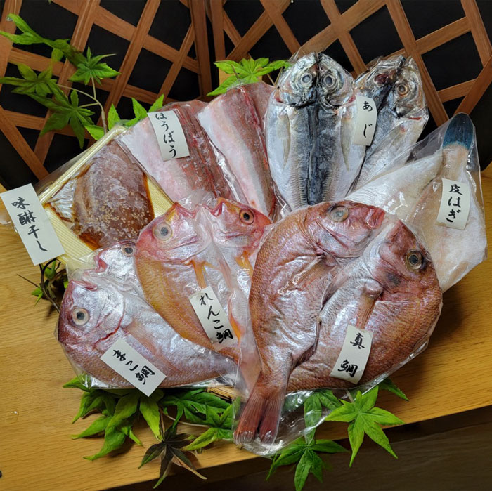 内容／真鯛灰干し　1枚、れんこ鯛灰干し　1枚、まこ鯛灰干し　1枚、ホウボウ灰干し　2枚、かわはぎ　1枚、鯵または平鯵　2枚、味醂干し　1枚 ※季節の旬の魚の詰合せですので、水揚げにより魚の種類が変更になる場合がございます。 重量／2000g 賞味期限／製造日より180日間 【配送方法】　クール便(冷凍-18℃以下で保存) 福岡市の最西端にある西浦漁港で、漁師をしている店主が自ら漁獲した魚を灰干しにし、旬の旨味が詰まった魚種を選びセットにしました。 魚の臭みとなる余分な水分だけを抜きつつ、旨味はしっかりと残し、大きな骨を取り除き食べやすさにもこだわった逸品です。 水揚げから数時間で加工する為、ふっくらとした身はまるで生魚のような美味しさ！年齢問わず喜ばれています。