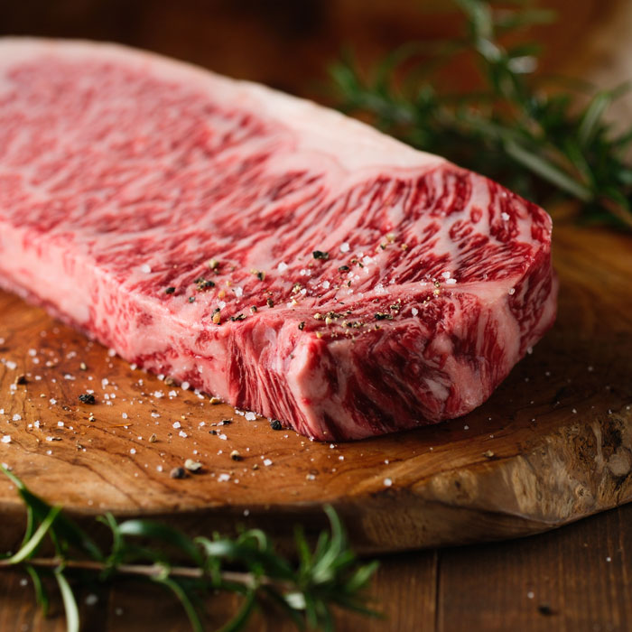 内容／400g 箱サイズ／260×200×90mm 賞味期限／冷凍30日 生産から販売まで一貫した管理のもと育てられた「蔵王和牛」は、月間の出荷頭数がわずか30頭弱のドメーヌ（生産者限定）の黒毛和牛。 蔵王の雄大な自然の下、ストレスを抱えることがないよう細心の注意を払い、愛情豊かに育てられています。 ステーキ・焼肉・ローストビーフなど、様々なお料理にお使いいただけます。 和牛の旨みを五感全てでお楽しみください。