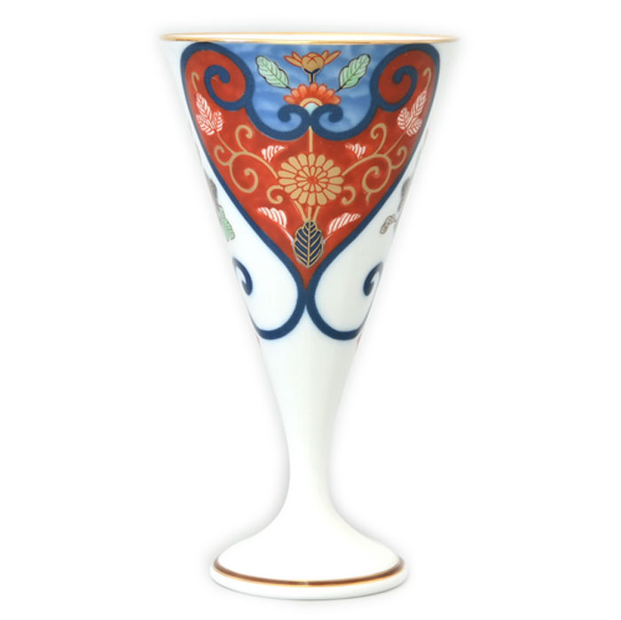 サイズ／高　13.5cm　口径7.5cm（底径5cm） 容量／140cc（容量は満水で計測） 原産国／ 日本 材質／磁器 箱仕様／ 木箱 電子レンジ対応　不可 昭和35年頃の香蘭社調のデザインを復刻させました。 割絵の中に菊唐草を配し、赤濃の重厚感とクラシカルな雰囲気が現代の暮らしにもなじむような作品となっています。ギフト対応