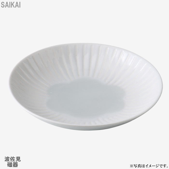 5枚入 商品サイズ／φ15.5×H3cm　ダンボール箱 重量／約210g 材質／磁器 食卓にやわらかく浮かぶ一輪の花。撥水の技法で、花とストライプをシンプルにデザインしました。