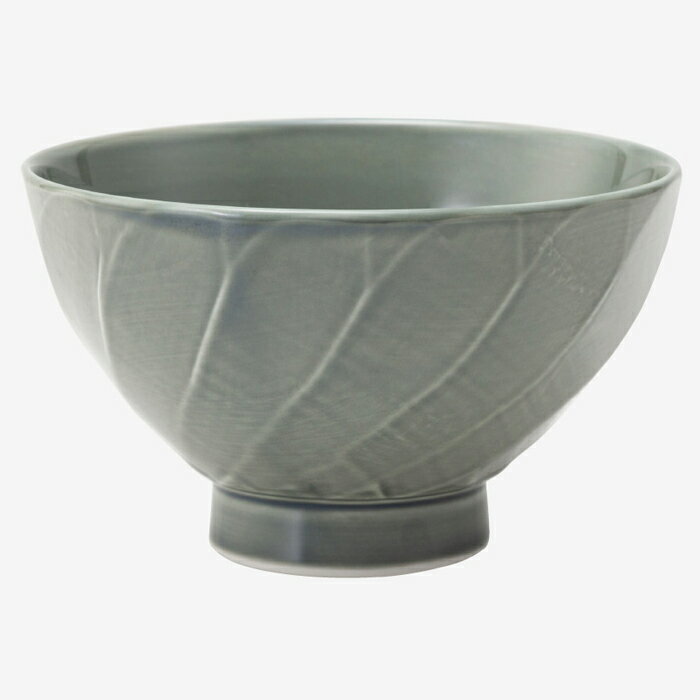 1個の仕様 商品サイズ／φ11.5×H7cm 商品容量／325ml 商品重量／150g 材質／磁器 産地／波佐見 ※デリケートな釉薬を使用しているため、色調・濃淡に個体差があります。 彫刻紋　藍墨　ちょうこくもん　あいずみ 藍墨の色彩は、藍に墨色を含み趣き深い。 陰と陽が織りなす紋様 特殊なカンナを用い、熟練の技術によって削り出した 繊細な紋様は美しく、茶菓子や料理をさりげなく引き 立たせてくれる。また、堀の圧によって紋様が一つ ひとつ微妙に異なるのも、手仕事ならでは。