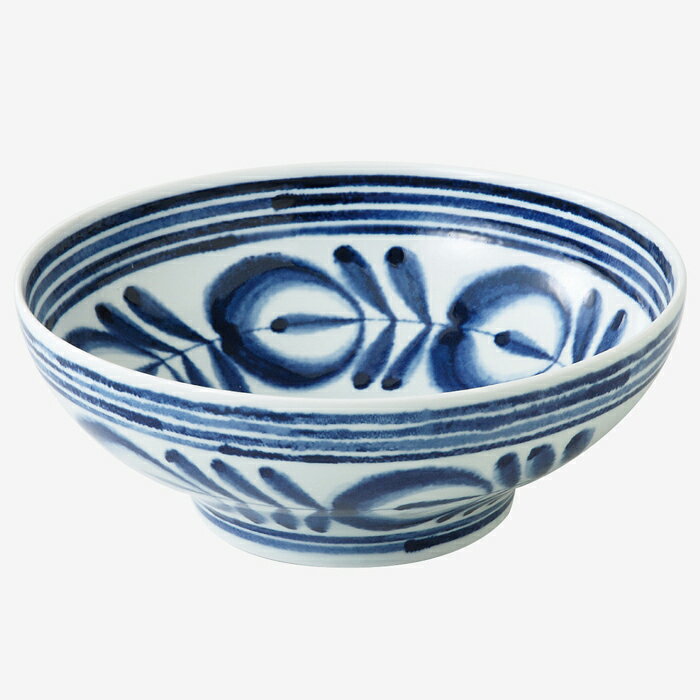 1個の仕様 商品サイズ／φ21×8cm 商品容量／1400ml 商品重量／530g 材質／磁器 産地／波佐見 ダンボール箱入 　モダンブルー　　 modern blue　 北欧を意識したホームファッションデザイン。 インディゴブルーで描かれた“廻り花”のデザインは、和洋で使える汎用性が高さがポイント。
