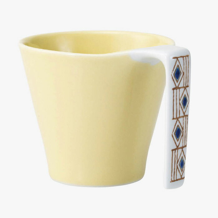 1個の仕様 商品サイズ／φ8.5×H8cm 材質／磁器 容量／200ml 重量／200g 産地／波佐見 《カルムのマグ》 穏やかな彩色。思いやりをカタチにしたハンドルは手を添えるように用いる。重なりの創意も工夫されている。出来るだけ多くの人が利用できることを目指した＝universal。”カルム”は「穏やか」「平穏な」、凪の情景を意する。