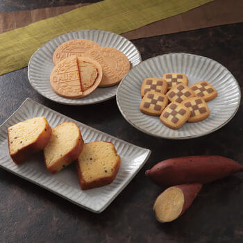 商品情報 名称五郎島金時いもケーキ＆ゴーフレット＋クッキー（12個入） 賞味期限出荷時に30日以上の商品をお届けいたします。 重量305g アレルギー・卵・乳成分・小麦・大豆・ごま メーカー品番KKC-20 販売者※各商品に記載◇◆ラッピングについての詳細はこちら◆◇ 画像 五郎島金時いもケーキ＆ゴーフレット＋クッキー（12個入） ギフト プレゼント 内祝い お返し 出産祝い 結婚祝い 誕生日 おしゃれ 送料無料 ＼ 大切な方への贈り物に ／ 加賀野菜「五郎島金時」のほっこりしっとりのカットケーキと上品な味わいに仕上げたチョコゴーフレットとサクサクした食感の一口サイズのチェスクッキーの詰合せ 加賀野菜「五郎島金時」のほっこりしっとりのカットケーキと上品な味わいに仕上げたチョコゴーフレットとサクサクした食感の一口サイズのチェスクッキーの詰合せ ◇複数の商品をご注文いただいた場合には、別口配送となる可能性がございます。 また複数注文の出荷完了メールは、各商品についてお送りしております。 ＜商品詳細＞ 【賞味期限】出荷時に30日以上の商品をお届けいたします。 【箱サイズ・重量】305g 【アレルギー品目】・卵・乳成分・小麦・大豆・ごま ★贈り物用途★ お中元 お歳暮 母の日 父の日 敬老の日 お供え 法事 内祝い お返し ★こんな方へ★ 両親 祖父母 上司 高齢者 一人暮らしの方