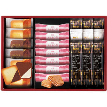 商品情報 名称はかたあまおう苺チョコサンド・菓子詰合せ AS-310N 内容量はかたあまおう苺チョコサンド×7・ラングドシャ（プレーン×4枚・チョコ×2枚）・UCCスティックコーヒー（黒糖入りカフェオレ×6・ミルクリッチカフェオレ×3） 賞味期限出荷時に30日以上の商品をお届けいたします。 サイズ箱サイズ：箱210×295×45mm アレルギー卵・乳成分・小麦 メーカー品番AS-310N 販売者※各商品に記載◇◆ラッピングについての詳細はこちら◆◇ 画像 はかたあまおう苺チョコサンド・菓子詰合せ AS-310N ギフト プレゼント 内祝い お返し 出産祝い 結婚祝い 誕生日 おしゃれ 送料無料 ＼ 大切な方への贈り物に ／ ティータイムにぴったり♪ちょうど良い食べきりサイズでいろいろ楽しめる焼菓子セット。 ティータイムにぴったり♪ちょうど良い食べきりサイズでいろいろ楽しめる焼菓子セット。福岡名産あまおうを使用した、ほどよい甘さの「博多あまおう苺サンド」に、サクッとした食感のクッキーにホワイトクリーム・チョコレートクリームをサンドした「ラングドシャ」、プレーン・ココア・コーヒー3種類の味が楽しめる可愛らしい「絞りクッキー」の詰合せ。 ◇複数の商品をご注文いただいた場合には、別口配送となる可能性がございます。 また複数注文の出荷完了メールは、各商品についてお送りしております。 ＜商品詳細＞ はかたあまおう苺チョコサンド×7・ラングドシャ（プレーン×4枚・チョコ×2枚）・UCCスティックコーヒー（黒糖入りカフェオレ×6・ミルクリッチカフェオレ×3） 【賞味期限】出荷時に30日以上の商品をお届けいたします。 【箱サイズ・重量】箱サイズ：箱210×295×45mm 【アレルギー品目】卵・乳成分・小麦 ★贈り物用途★ お中元 お歳暮 母の日 父の日 敬老の日 お供え 法事 内祝い お返し ★こんな方へ★ 両親 祖父母 上司 高齢者 一人暮らしの方