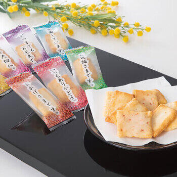 商品情報 名称まえだ感謝のきもち（缶入） 280g 賞味期限出荷時に30日以上の商品をお届けいたします。 重量810g アレルギー・卵・えび・大豆・豚肉・ごま メーカー品番OTN-30 販売者※各商品に記載◇◆ラッピングについての詳細はこちら◆◇ 画像 まえだ感謝のきもち（缶入） 280g ギフト プレゼント 内祝い お返し 出産祝い 結婚祝い 誕生日 おしゃれ 送料無料 ＼ 大切な方への贈り物に ／ 普段言葉では言い表せない「感謝のきもち」を個包装にデザインしたおかきの詰め合わせです。 普段言葉では言い表せない「感謝のきもち」を個包装にデザインしたおかきの詰め合わせです。 ◇複数の商品をご注文いただいた場合には、別口配送となる可能性がございます。 また複数注文の出荷完了メールは、各商品についてお送りしております。 ＜商品詳細＞ 【賞味期限】出荷時に30日以上の商品をお届けいたします。 【箱サイズ・重量】810g 【アレルギー品目】・卵・えび・大豆・豚肉・ごま ★贈り物用途★ お中元 お歳暮 母の日 父の日 敬老の日 お供え 法事 内祝い お返し ★こんな方へ★ 両親 祖父母 上司 高齢者 一人暮らしの方