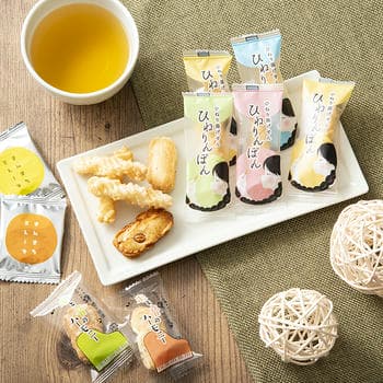 商品情報 名称ひとときさん（300g入） 賞味期限出荷時に30日以上の商品をお届けいたします。 重量600g アレルギー・乳成分・小麦・えび・大豆・ごま メーカー品番TO‐40 販売者※各商品に記載◇◆ラッピングについての詳細はこちら◆◇ 画像 ひとときさん（300g入） ギフト プレゼント 内祝い お返し 出産祝い 結婚祝い 誕生日 おしゃれ 送料無料 ＼ 大切な方への贈り物に ／ 個包装された3種類のお菓子がたっぷり詰まったギフトセット。 個包装された3種類のお菓子がたっぷり詰まったギフトセット。おかき・ひねり揚げ・ミレーフライを楽しめます。華やかなパッケージデザインで、お礼やお返しの贈り物にぴったり。ファミリーや職場など、大人数へのお配りにも重宝します。 ◇複数の商品をご注文いただいた場合には、別口配送となる可能性がございます。 また複数注文の出荷完了メールは、各商品についてお送りしております。 ＜商品詳細＞ 【賞味期限】出荷時に30日以上の商品をお届けいたします。 【箱サイズ・重量】600g 【アレルギー品目】・乳成分・小麦・えび・大豆・ごま ★贈り物用途★ お中元 お歳暮 母の日 父の日 敬老の日 お供え 法事 内祝い お返し ★こんな方へ★ 両親 祖父母 上司 高齢者 一人暮らしの方