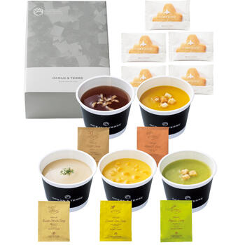 商品情報 名称北海道野菜CUPスープ&クッキーC 内容量北海道産（玉ねぎスープ・かぼちゃスープ・男爵いもスープ・スイートコーンスープ・アスパラスープ）・CUP×5・北海道型クッキー×5 賞味期限出荷時に30日以上の商品をお届けいたします。 サイズ箱サイズ：箱212×152×91mm アレルギー卵・乳成分・小麦 メーカー品番AD932 販売者※各商品に記載◇◆ラッピングについての詳細はこちら◆◇ 画像 北海道野菜CUPスープ&クッキーC ギフト プレゼント 内祝い お返し 出産祝い 結婚祝い 誕生日 おしゃれ 送料無料 ＼ 大切な方への贈り物に ／ 北海道産野菜を使用したカップスープとクッキーの詰合せ。 北海道産野菜を使用したカップスープとクッキーの詰合せ。かぼちゃ、玉葱、男爵いも、スイートコーン、アスパラガスの5種の味わいを楽しめます。素材の風味を生かした濃厚でクリーミーなスープ。北海道型クッキー付きのギフトセットです。 ◇複数の商品をご注文いただいた場合には、別口配送となる可能性がございます。 また複数注文の出荷完了メールは、各商品についてお送りしております。 ＜商品詳細＞ 北海道産（玉ねぎスープ・かぼちゃスープ・男爵いもスープ・スイートコーンスープ・アスパラスープ）・CUP×5・北海道型クッキー×5 【賞味期限】出荷時に30日以上の商品をお届けいたします。 【箱サイズ・重量】箱サイズ：箱212×152×91mm 【アレルギー品目】卵・乳成分・小麦 ★贈り物用途★ お中元 お歳暮 母の日 父の日 敬老の日 お供え 法事 内祝い お返し ★こんな方へ★ 両親 祖父母 上司 高齢者 一人暮らしの方