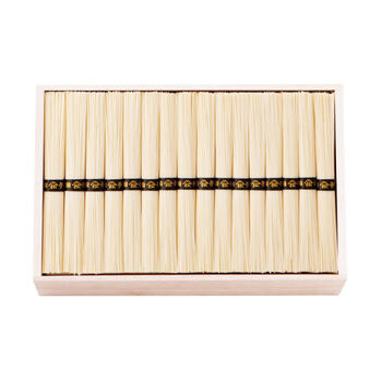 商品情報 名称古蔵物（32束） 内容量そうめん50g×32束 賞味期限出荷時に30日以上の商品をお届けいたします。 サイズ箱サイズ：木箱208×294×52mm アレルギー小麦 メーカー品番LHK-60 販売者※各商品に記載◇◆ラッピングについての詳細はこちら◆◇ 画像 古蔵物（32束） ギフト プレゼント 内祝い お返し 出産祝い 結婚祝い 誕生日 おしゃれ 送料無料 ＼ 大切な方への贈り物に ／ 暑い季節は冷たく冷やして、寒い季節は温かいにゅうめんで。年中楽しめる木箱入り三輪素麺です。 暑い季節は冷たく冷やして、寒い季節は温かいにゅうめんで。年中楽しめる木箱入り三輪素麺です。 ◇複数の商品をご注文いただいた場合には、別口配送となる可能性がございます。 また複数注文の出荷完了メールは、各商品についてお送りしております。 ＜商品詳細＞ そうめん50g×32束 【賞味期限】出荷時に30日以上の商品をお届けいたします。 【箱サイズ・重量】箱サイズ：木箱208×294×52mm 【アレルギー品目】小麦 ★贈り物用途★ お中元 お歳暮 母の日 父の日 敬老の日 お供え 法事 内祝い お返し ★こんな方へ★ 両親 祖父母 上司 高齢者 一人暮らしの方