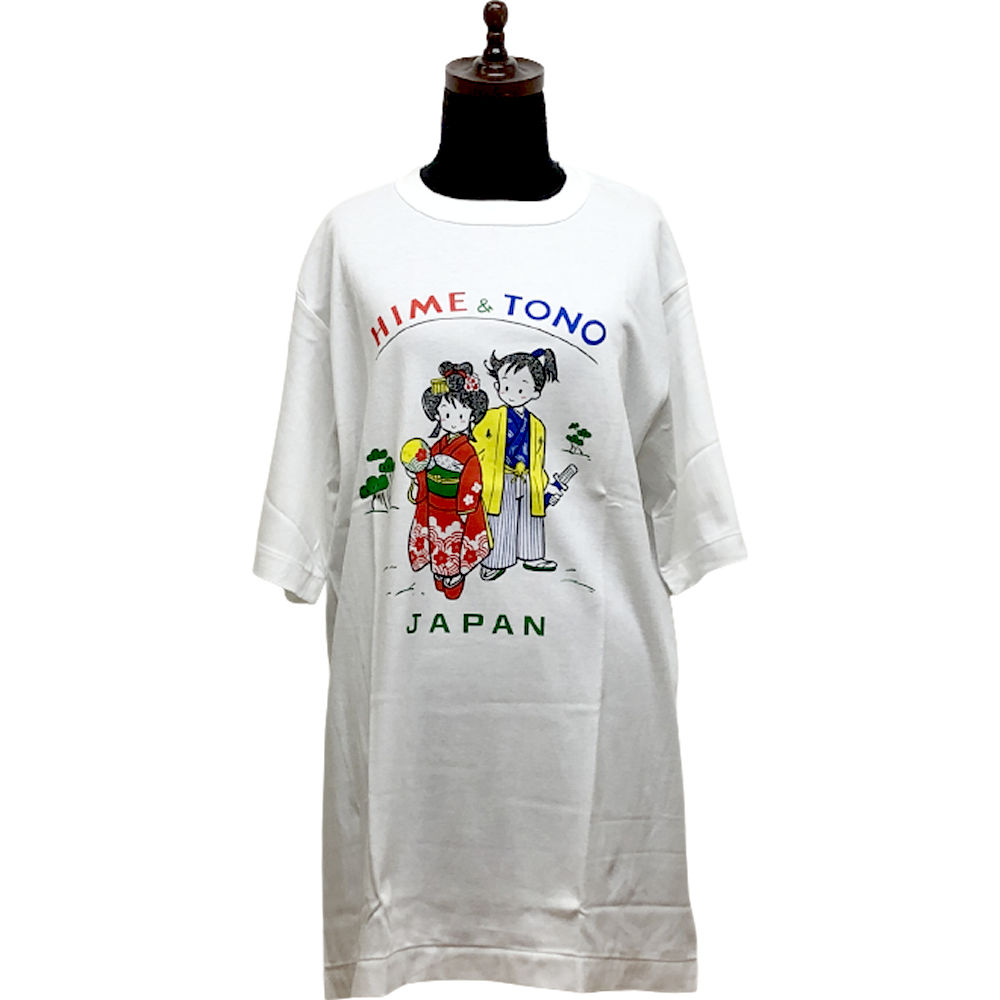 オススメ商品 Tシャツ 和風帽子・鉢巻 お寿司グッズ 日本の風景マウスパッド タオル＆靴下 和風ふうりん・置物 外国人が喜ぶ日本のおみやげ、 海外留学・ホームステイのホストファミリーへのお土産、 海外出張の海外取引先への手土産、 海外生活でお世話になった方へのプレゼント 、 海外から来られたお客様への贈り物 を豊富に取り揃えております。 ホームステイをもっと楽しく！海外取引をもっとスムーズに！ 京都シルク株式会社は、 ホームステイをされる方、 海外進出企業様、海外で活躍する日本人のサポーターです。 　Tシャツ 姫と殿 HIME & TONO アニメ風 お姫様お殿様Tシャツ 2Lサイズ 現代風イラストタッチのお姫様とお殿様 アニメ風で外国人にとても受けのいい柄 外国人が喜ぶTシャツです 実用的で日本的 ホームステイのおみやげ、日本のお土産にも最適 日本製 Tシャツは外国人に大人気のお土産です 外国人へのプレゼントに喜ばれています もらった人もあげた人も笑顔になれるTシャツです 実用的なTシャツは、男の人にも女の人にも喜ばれるお土産です 綿100％なので着心地最高！ 日本人が着ても違和感のないデザイン やや厚手のしっかりした生地を使用しています 男女兼用 日本製には珍しい特大サイズ！ 体の大きい外国人にはピッタリのサイズ 外国人へのプレゼントに喜ばれること間違いなし サイズ　2L 身幅 50cm 肩幅 45cm 袖丈 28cm 着丈 78cm 素材 綿100％ 日本製　 Made in Japan 　