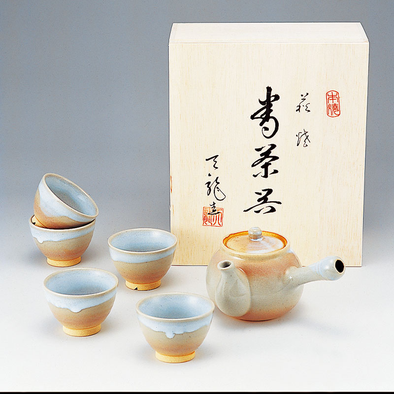 商品名萩焼 茶こし付茶器揃（木箱入）商品詳細■商品内容：急須(直径11×高さ9.5cm、容量約400ml)、茶こし×各1、碗(直径8×高さ5.5cm、容量約120ml)×5■箱サイズ：260×200×105mm様々なギフトを販売しております...