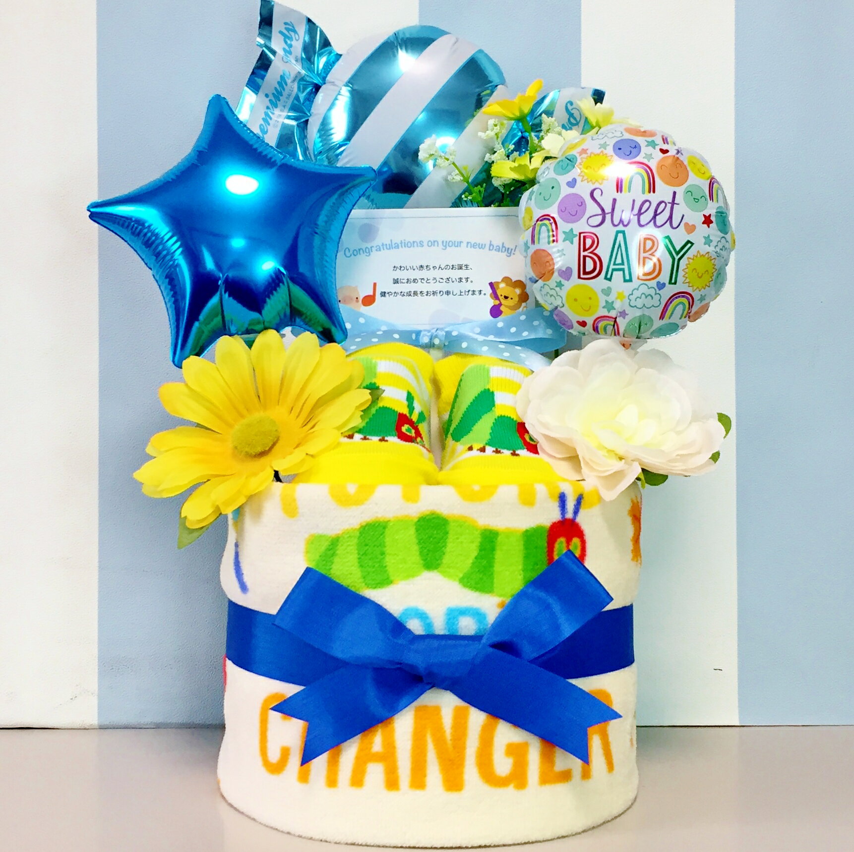 ■はらぺこあおむしのおむつケーキ■ 出産祝いの大人気はらぺこあおむしのおむつケーキは、ベビーソックスやウォッシュタオルをセットに1つ1つ手作りで制作されたおむつケーキのギフトです。はらぺこあおむしとパンパースの組み合わせのおむつケーキになっております。さらに、出産祝いや内祝い、お誕生日プレゼント用にラッピングしてお贈りいたします。 おむつメーカー P＆G パンパーステープ 商品内容 ●はらぺこあおむし ベビーソックス×1 ●はらぺこあおむし ウォッシュタオル×1 ●バルーン小×3 ●パンパース テープSサイズ 13枚 or Mサイズ12枚 ●デザインギフトボックス ●メッセージカード ●ギフトラッピング 用途 ●出産祝い ●内祝い ●100日祝い ●ハーフバースデー ●初節句 ●1歳のお誕生日プレゼント ●ギフト 素材 ●はらぺこあおむし ウォッシュタオル×1 　素材：綿100％ 商品について ●おむつケーキのラッピングに使用致しますリボンの色・お花の色・おむつケーキのデザインは弊社スタッフがコーディネートさせて頂きます。 ●おむつケーキ本体の破損やご注文と異なる商品が届いた場合を除いて、お客様のご都合による商品交換、返品は衛生上お受けしておりません。 ●おむつケーキの画像はデジカメ撮影をしておりますので、お使いのPC環境等により画像の色が実物と多少異なる場合がございますが予めご了承下さいませ。 ●おむつケーキのニューデザインなど予告なく商品アップする場合がございます。 ＊直送のためお支払方法は代金引換以外、他商品との同梱不可です。 会社概要ページへ