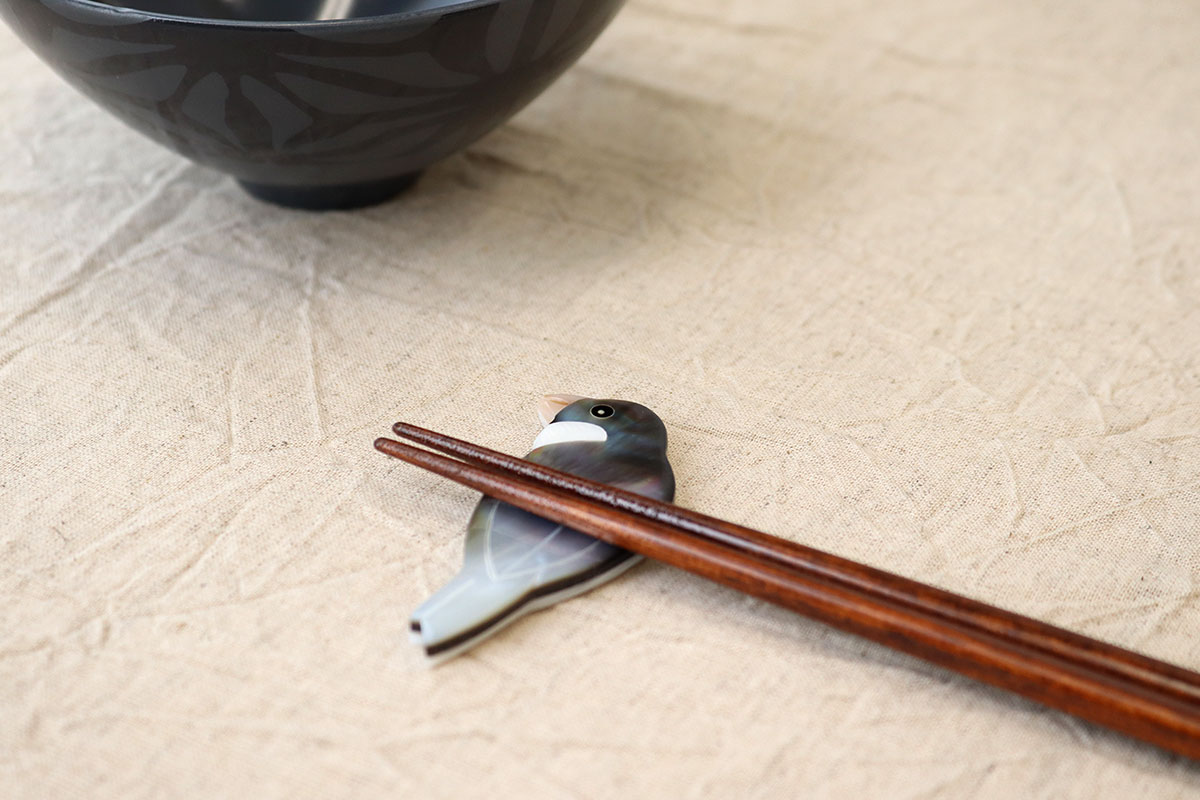 ギフトショップ 和結びの箸置き 単品 文鳥 黒 桐箱入り てふ 天然貝 黒蝶貝 シェル 鳥 ぶんちょう 鳥グッズ おしゃれ 可愛い かわいい キュート 手作り 雑貨 インテリア ギフト プレゼント ラッピング 贈り物｜アングル2