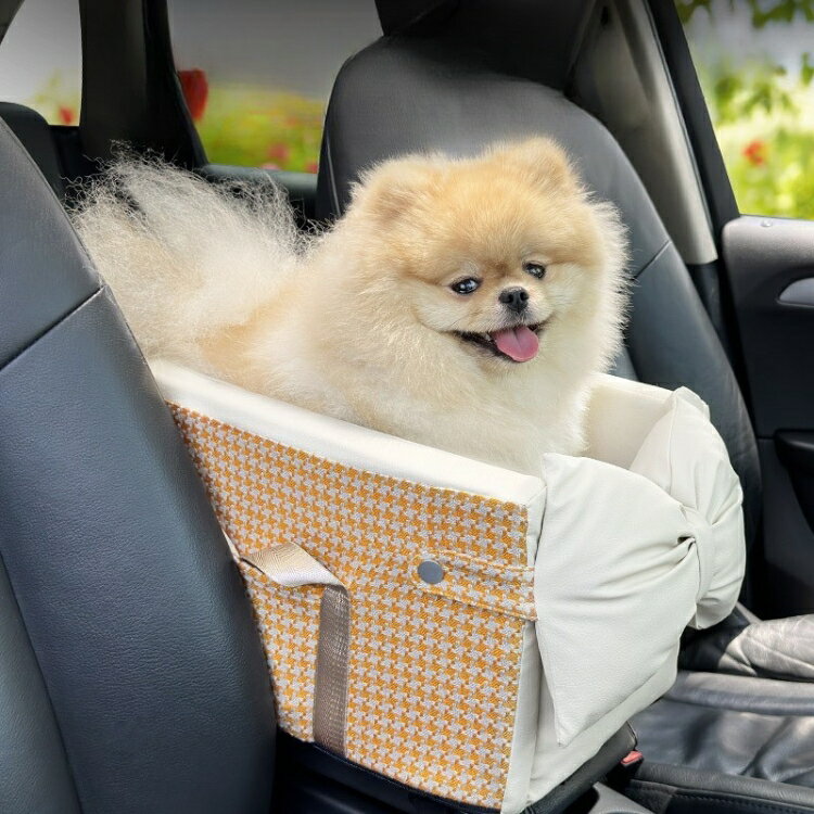 Rakuten - ドライブボックス 車 ペット用 アームレスト コンソールボックス 犬 猫 小型犬 6kgまで ドライブベッド 飛び出し防止 猫爪布素材 耐久性 肘掛け 車載用 助手席対応 安定性 取り付け簡単 洗える お出かけ 旅行 通院 かわいい リボン