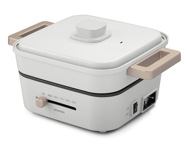 商品説明食卓に映えるコンパクトなマルチグリルなべです。プレートが2枚（深なべ・平面プレート）と3枚（深なべ・平面プレート・たこ焼きプレート）付きがあり、カラーもライトグレーとオレンジの2色があります。プレートによって、煮る・炊く・焼く・たこ焼き（3枚プレートのみ）などできて1台で何役もできる優れものです。シンプルで柔らかいデザインにこだわりました。優しい色合いで食卓にもなじみます。1〜2人で使うのにぴったりのなべ容量3.2Lです。コンパクトな設計なので収納スペースにも困らず、使い勝手の良いサイズです。商品詳細商品サイズ（mm ・kg ）幅330×奥行250×高さ173　重量：2.2電源AC100V（50／60Hz）消費電力900W温度調節範囲保温〜約250℃製品サイズ平面プレート装着時 240×245×97mm／深なべ装着時（ふたを含む） 330×250×173mm／たこ焼きプレート装着時 240×245×100m重量平面プレート装着時 約1.3kg／深なべ装着時 約2.2kg、／たこ焼きプレート装着時 約1.8kg電源コードの長さ約1.7mIGUP3 類似商品はこちらIRIS OHYAMA アイリスオーヤマ グリ10,428円IRIS OHYAMA アイリスオーヤマ IG12,980円IRIS OHYAMA アイリスオーヤマ グリ8,778円IRIS OHYAMA アイリスオーヤマ PC17,380円TESCOM テスコム グリルなべ GP91011,499円 IRIS OHYAMA アイリスオーヤマ I12,980円IRIS OHYAMA アイリスオーヤマ DP11,280円