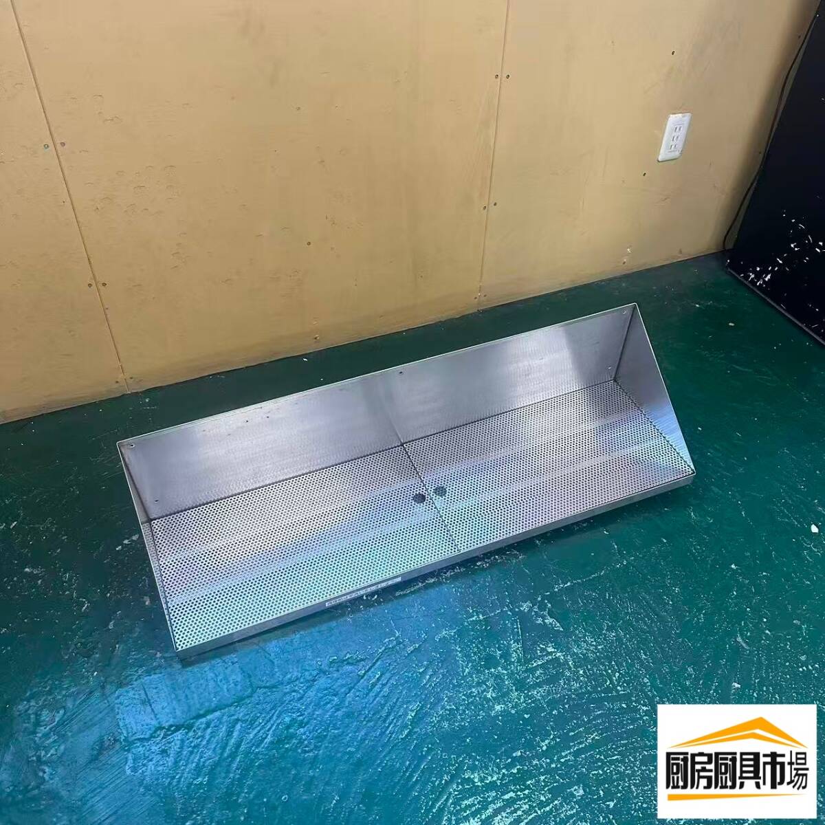 乐天商城 - 【中古品】番号A697◆平棚　幅1050×奥行300×高さ250　点検済み☆ 【厨房市場平野店】水切り棚 吊り棚　排水口あり　壁などに