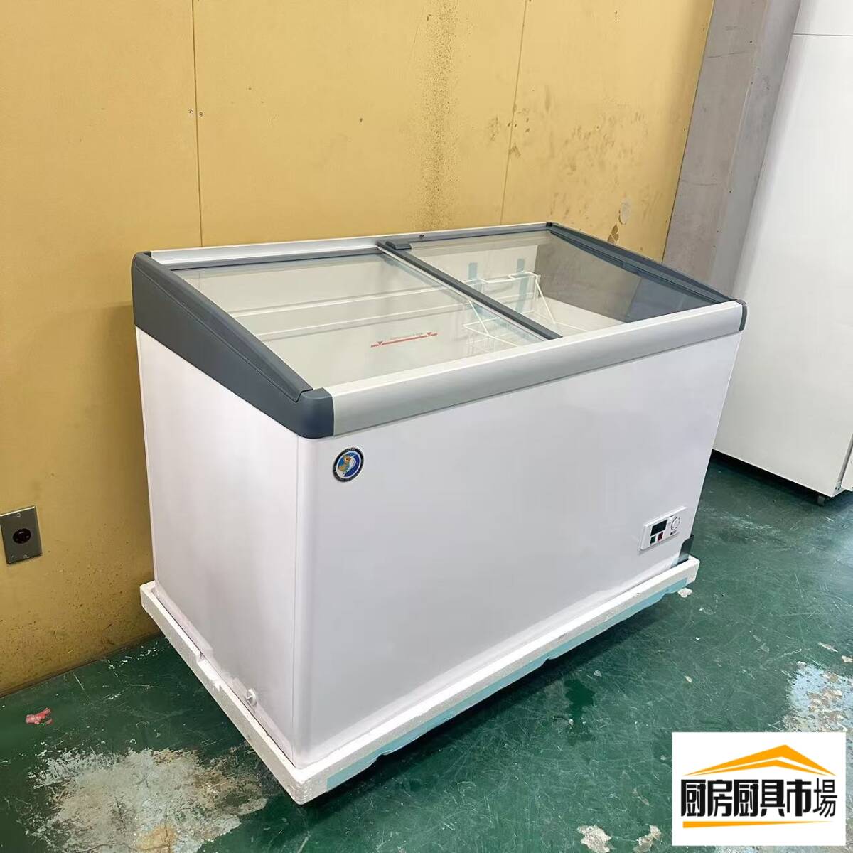 Rakuten - 業務用 冷凍ショーケース 新品 開梱済み未使用 ギンガワ GGW-396A 2025年製 LED照明付き 冷凍食品 アイスクリーム 氷 対面販売 冷凍ストッカー 店舗用 厨房機器 飲食店 スーパー コンビニ 開業準備 幅1234×奥行653×高さ900mm D5
