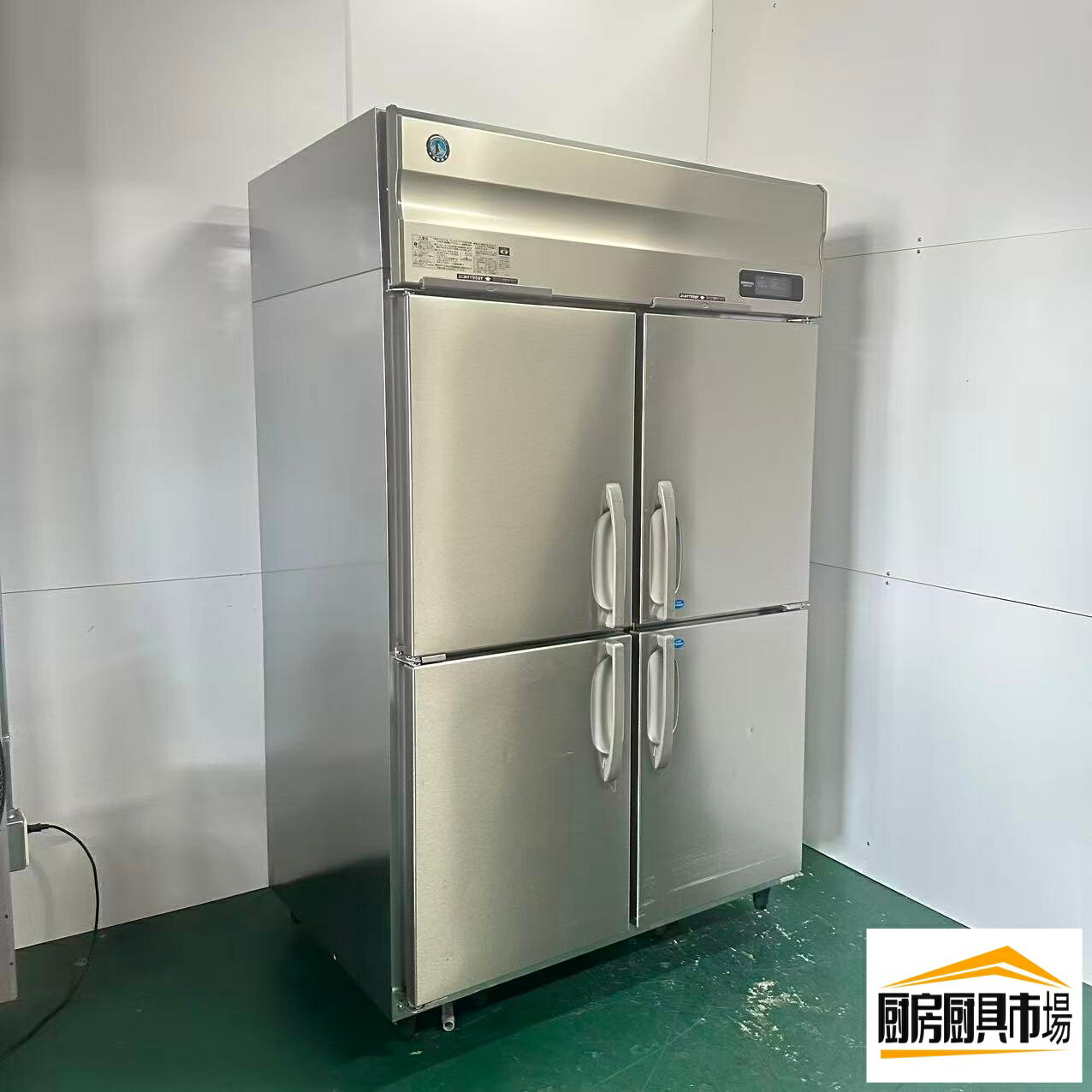 商品情報商品名【中古品】番号A639◆ホシザキ縦型冷蔵冷凍庫　HRF-120AF3　三相200v　19年　幅1200×奥行800×高さ1900　点検済み☆ 【厨房市場平野店】商品概要■メーカー：ホシザキ■型式：HRF-120AF3■年式：2019年■定格周波数：50/60Hz■定格電圧：三相200v■電動機定格消費電力：285/300W■電熱装置定格消費電力：639W■運転電流：1.3/1.3A■定格内容積：冷凍 492L 冷蔵 492L■力率：82/86％■冷媒：冷凍 HFC R134a/230g 冷蔵 HFC R134a/200g■製品質量：149kg■使用状況：中古品、動作確認OK【商品状態】■画像○枠にてご判断ください■中古品につき多少の汚れ・キズ・凹み・擦れや傷ビス及び変色等はあります。■台車は付属しておりません(撮影の為に使用)■写真でご判断頂きますようお願いいたします。 ■付属品は画像に掲載されている通りになります。お客様都合の判断はなさらないように願います。■通常のご使用以外による故障に関しましては、保証対象外となっております。■安心してすぐにご使用いただけますよう当方で動作確認、点検清掃済みです。■あくまでも使用していました新品ではない中古品ですので細かい事を気になされる神経質な方、新品同様をお求めになられるような方の購入をご遠慮頂けます様、宜しくお願い致します。※重量物の為、荷下ろしの際に人手2～3人が必要です。お取引について■連絡質問等遅れる場合もございますが極力早くお答え出来るように努力致します。■平日の午前10時半～午後18時までネット対応しております。■日・祝祭日・夜間はメーカー休業の為、連絡や発送が休み明けとなります。■ご注文後2営業日以上たっても当社より最初のメールが届かない場合は、お手数ですがご連絡お願いします。■※銀行振込の場合は、 の取り扱いとなります。■※振込み手数料はお客様のご負担でお願い致します。■商品設置費等は含まれておりません。■お支払い金額確定後、3日以内に商品代金＋送料の御入金をお願い致します。 御入金確認後の発送となります。送料と配送について■弊社指定のトラック便では、お時間の指定が出来ません。■送料は、商品各1点ずつにかかります。また、すべて税込価格になります。■法人のお客様の場合は、ご希望頂いた住所（店舗や会社）でのお渡しをさせて頂きます。■一般のお客様の場合は、ご自宅への配送は出来ません。 一般のお客様の場合、宅急便サイズの商品は玄関口までの配送可能です。その他の商品は、原則お近くの営業所止めでの発送となりますのでご了承下さいませ。■ただし下記注意事項に該当する場合は、法人等のお客様の場合でも、ご指定場所での引渡しが出来ませんので、ご注意下さい。 ・4トン以上のトラックで伺いますので、現地の道路幅等の状況により、納品先の前にトラックを駐停車出来ない場合がございます。（商店街の中や細い路地など）・商品は車上渡し（搬入なし）となり、荷降ろしの際にドライバーの手伝いはありません。荷降ろしに十分な人数、又はフォークリフトをご準備下さい。・受け渡し時に起きた事故につきましては、当社では責任を負いかねますのでご注意ください。・必ず配達時にお立会い頂きますようお願い致します。■お客様不在時で、商品のお渡しが出来なかった場合は別途配送料金及び商品保管料金がかかりますのでご注意ください。 ■個人宅への配送について弊社指定トラック便は法人向けの配送方法です。個人宅への配送の場合、指定外トラック便の手配となるため、別途送料が発生し割高となる場合があります。個人宅への配送を希望の際の送料は個別でお調べいたしますので、一度お問合せ下さい。 ※ 商品は、店頭でも販売しておりますのでお買い上げ頂いた際に、在庫が無い場合もございます。 その場合は、キャンセルとなりますので何卒ご了承下さいませ。【発送方法・送料等】・ 西濃運輸 ・佐川急便※配送料に関しましては、質問欄よりお問い合わせください。 ※法人のお客様は法人名・屋号・店舗名等を必ず、ご明記ください。法人名・屋号がない場合、個人様の取り扱いとなります。ご注意ください。・店頭での直接受渡しも可能です。※必ずお電話、メールにてご連絡お願いします。お届け日について■新品のお届けはご注文を受けて、ご入金確認後通常3日-7日位となります。 （土日・祝日の発送は致しておりません。）■各休暇期間・週末を挟みますと配送までにお日にちがかかる場合御座います。 時々メーカー在庫切れの場合が御座いますので、お急ぎの方は必ずお問い合わせから在庫確認をお願い致します。■連休前やGW・年末などはメーカー側に注文が増える為、必ず在庫確認お願い致します。■配送会社の都合により商品到着まで、日数を要する場合がありますのでご了承下さい。返品・交換について □■商品がお手元に届きましたら 商品がお手元に到着いたしましたら、早めに動作確認をお願いします。弊社では出荷前に動作確認を済ませておりますので、お客さまへ商品が到着後の7日後までに、初期動作不良が見つかった場合は、ご対応をさせて頂きます。 7日を経過してご報告されました、動作不良につきましては保証の対象となりませんので、ご注意くださいませ。 ■初期不良が発生したら 商品が到着して7日以内に動作不良が発生した場合は、お客様がお支払い頂きました商品代金と送料をご返金させて頂きます。 取り付け工事並びに取り外し費用につきましては、保証対象外となりご返金できませんので、予めご了承くださいませ。 その他搬入や取付工事等の費用につきましては保証対象外とさせて頂きます。■お客様の都合によるキャンセルや返品は受付致しませんので慎重なご注文をお願いします。ご注意■取り付けと設置方法ですが、業務用厨房機器は必ず（ガス・水道業者）に依頼して安全な設置を施して下さい。■商品内容は丁寧にお伝えしたく思っていますが、デジタルカメラで撮影のため、お手持ちPCの表示の違いで実際の商品の色感若干違って見える事も有ります。