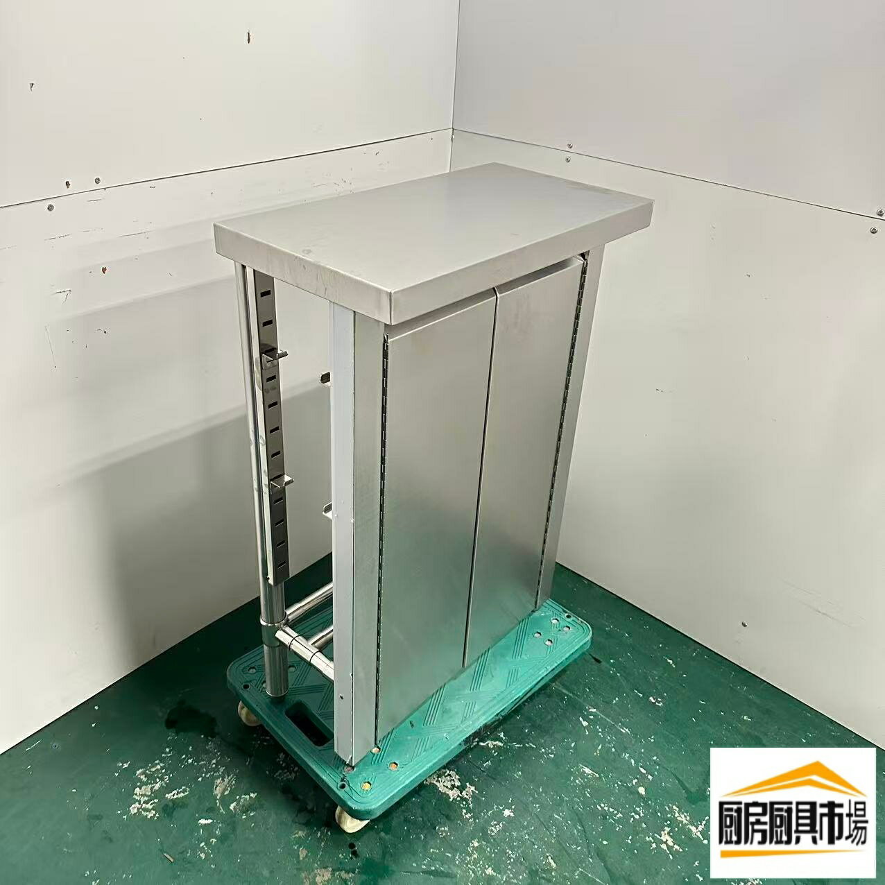 Rakuten - 作業台 ステンレス 中古 業務用 ステンレス作業台 幅560×奥行300×高さ830mm 小型作業台 コンパクト スリム 厨房用作業台 調理台 仕込み台 補助台 一時置き台 食材置き 食材下処理 省スペース 作業スペース 店舗用 飲食店 厨房機器 厨房設備 開業準備 番号A854 平野店