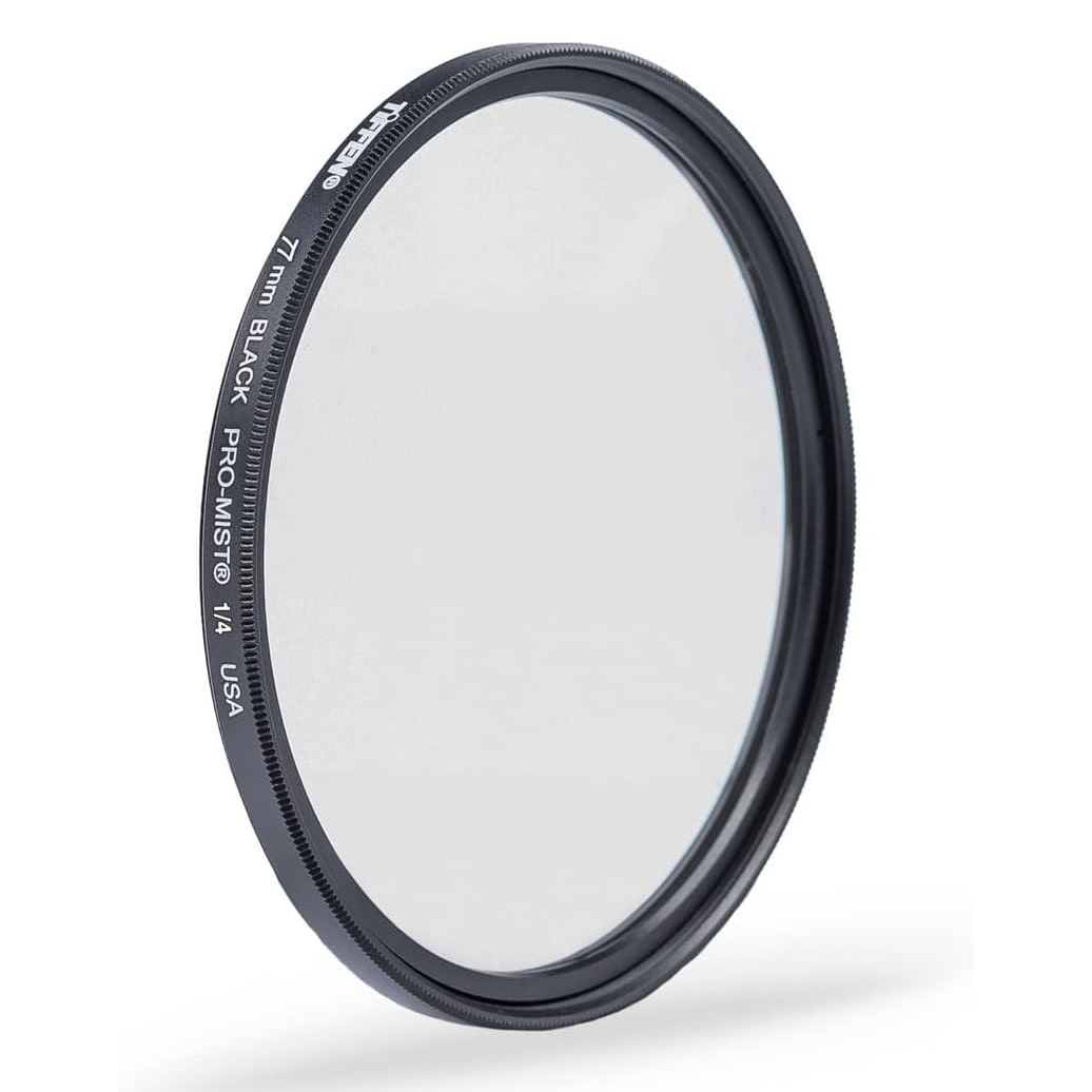 製品特徴 Tiffen Pro-Mist 1/4フィルターは、ハイライトの明度を下げながら、全体のコントラストを著しく低下させます。 このフィルターは、特に顔のシワやその他のシミを滑らかにし、柔らかく見せる効果があります。 映画撮影用に設計されていますが、ファッションや美容にも使用できます。 従来の拡散フィルターやソフトフォーカスフィルターとは異なり、Pro-Mistフィルターは画像全体のディテールをほとんど損ないません。 1/4の濃度は、1/8フィルターよりもコントラストとハイライトの低減効果が高く、1/2フィルターよりも低く、柔らかくパステル調の光質を実現します。 写真フィルタースレッドサイズ：77mm コーティングの説明：コーティングなし 写真フィルター効果タイプ：ディフュージョン 写真フィルターのサイズ：77mm 注意：モニターの発色具合により実際のものと色が異なる場合がございます