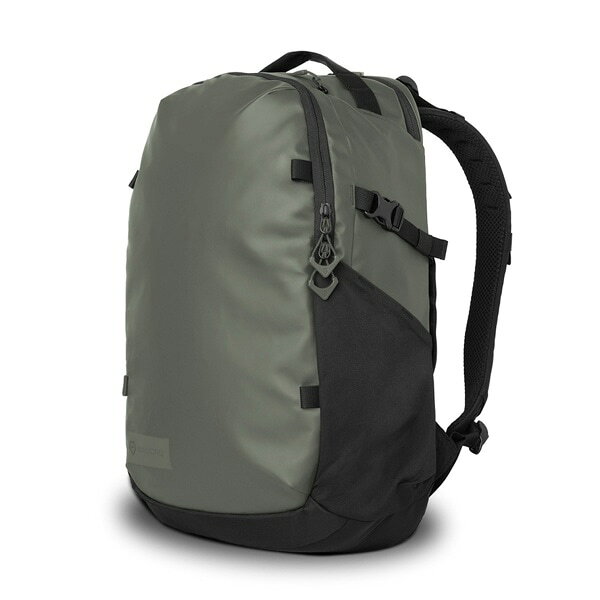 サイズ H47.6 × W30.5 × D15.9cm 容量 18L 重量 1.19kg 製品特徴 「ニンバス 18L」は現代のクリエイターのためにデザインされた、デイリーユースにも適したバックパックです。 上部からメインコンパートメントにアクセスでき、A4サイズの書類やファイル、ポーチ、着替えなどさまざまな日用品を収納できます。 バッグ上蓋内側と背中側の上部にはジッパー付きメッシュポケットが設けられ、それぞれ小物の収納に適しています。さらに上蓋内側のポケット裏側にはAirTag用ポケットも設けられています。 上部には鍵などすぐに取り出したいアイテムを収納できるポケット付きで、キーフックも付いています。両サイドには伸縮性のあるポケットがあり、ウォーターボトルなどを収納できます。 また、背面には16インチまでのノートPC（MacBook Pro 16インチ程度）を収納できるジッパー付きポケットがあります。さらに背面下部には隠しポケットが設けられ、パスポートなどの貴重品を収納できます。 バッグ表面と底部のアクセサリーループにアクセサリーストラップス（別売り）を使用することで、ジャケットや小型三脚などを取り付け、バッグの容量をさらに拡張できます。 通気性とクッション性に優れたバックパネルとパッド入りのショルダーストラップにより、快適な背負い心地を実現します。 チェストストラップは不要な際は取り外し可能。また、バッグの上部に付いた調節用ストラップにより、バッグをより身体にフィットさせ、重量を効率よく分散できます。 バッグ背面にはローリングケースと合わせて持ち運べるパススルー付き。上部と左右の合計3箇所にグラブハンドルを設け、ハンドキャリーにも便利です。 表面には耐候性素材、また頑丈なYKK製ジッパーを採用し、バッグの中身をしっかりと守ります。 ■注意■ 併売品となりますのでご注文のタイミングによっては在庫がご用意できかねる場合がございます。予めご了承下さい。 注意：モニターの発色具合により実際のものと色が異なる場合がございます