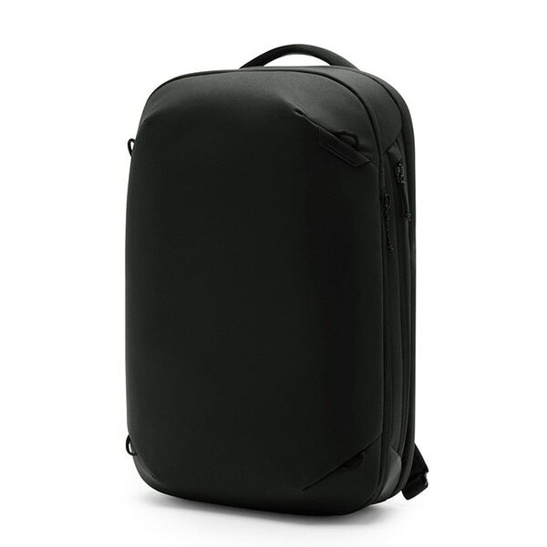外寸 H46 × W30 × D14.5-21.5cm 内寸 H45.5 × W29.5 × D14-21cm ノートPC収納部 H35 × W28cm タブレット収納部 H28.5 × W26.5cm 容量 0-23L（拡張時） 重量 1.15kg ベースパック重量 1.68kg 同梱物 エクスターナルキャリーストラップ × 2、スターナムストラップ × 1 対応アクセサリー（別売） パッキングキューブ Sミディアム ×2 または ラージ、カメラキューブ Sミディアム（拡張時はミディアム） 製品特徴 「トラベル バックパック 20L」は、通勤・通学から1～2泊の出張、機内持ち込みまで1台でこなせる、コンパクトサイズのトラベルバックパックです。 世界的にロングセラーとなっているトラベルバックパック 30L / 45L で磨き上げられた優れた収納力と高いデザイン性を、毎日背負える20Lサイズに凝縮しました。別売りのカメラキューブやパッキングキューブを2.5ユニット（※）まで収納できます。 背面＋サイドからアクセスできる二方向の開口設計 メインコンパートメントは、背面のジッパーから大きく開けるアクセスに加えて、片側側面だけを開けることでバッグを下ろさずに必要なものを取り出せるサイドアクセスも可能です。また、サイドに備わっているウォーターボトルポケットは、バッグ内側にボトルを収める設計で外側に膨らみが出ず、ミニマルなシルエットを崩しません。 旅先での"持ち物の量" に合わせて拡張できる容量 本体側面の容量拡張用のジッパーを開くと、メインコンパートメントの容量が20Lから23Lにワンランクアップ。普段はすっきりとした見た目を保ち、急な出張や1泊旅行で荷物が増える日だけ容量を広げる??そんな柔軟な使い方ができます。拡張時は「カメラキューブ ミディアム」（別売）も収まり、撮影機材を持ち出すシーンにも対応します。 ノートPC＆タブレットを衝撃から守るパッド入り収納部背面側に配置されたノートPCとタブレット収納部はパッド入りで、フライト中や移動中の衝撃から精密機器をしっかりと守ります。16インチクラスのノートPCと11インチタブレットを安全に持ち運べ、書類やノートも収納可能なため、ビジネスシーンでも活躍できます。 ローラーケースのハンドルに通せるラゲッジパススルー搭載 バッグ背面には、ローラーケースのハンドルに縦方向で通せるラゲッジパススルーを搭載。空港・駅構内・ホテルロビーなどで両手が荷物に塞がれるもどかしさから解放され、ローラーケースの上に乗せたまま移動できます。座席下にも収まるサイズ感で、機内での取り回しにも便利です。 3層構造のショルダーストラップで長時間でも快適 パッド入りショルダーストラップに、可動式の接続パーツを採用。肩への負担を分散しながら、体の動きに合わせてストラップ自体がしなやかに追従するため、長時間背負っても疲れにくい装着感を実現しました。 ピークデザイン エコシステムとの高い連携 別売りの「パッキングキューブ」、「テクポーチ」や「ウォッシュポーチ」など、ピークデザインのトラベルアクセサリーと組み合わせれば、自分だけのパッキング環境を組み上げられるほか、「カメラキューブ」もぴったり収まるように設計されているため、1台のバッグを "旅行用" にも "カメラバッグ" にも自在に切り替えられます。また、カメラクリップ「キャプチャー」（別売）をショルダーストラップを装着することもできます。 ■注意■ 併売品となりますのでご注文のタイミングによっては在庫がご用意できかねる場合がございます。予めご了承下さい。 モニターの発色具合により実際のものと色が異なる場合がございます。
