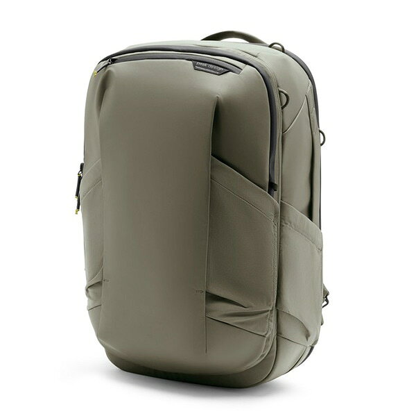 外寸（合体時） H55.5 × W33 × D21cm 容量 40L（合体時） 重量 2.54kg（合体時） 同梱物 エクスターナルキャリーストラップ × 2、スターナムストラップ（ベースパック） × 1、スターナムストラップ（デイパック） × 1 ベースパック外寸 H55.5 × W33 × D14cm ベースパック容量 30-34L ベースパック重量 1.68kg ベースパックノートPC収納部 MacBook Pro 16インチ対応 ベースパックタブレット収納部 iPad Pro 13インチ対応 デイパック外寸 H50 × W33 × D7cm デイパック容量 10-16L デイパック重量 710g デイパックノートPC収納部 MacBook Pro 16インチ対応 製品特徴 「トラベル バックパック 2-in-1 40L」は、34Lのベースパックと16Lのデイパックをジッパーで一体化できる、合体・分離自在のモジュラー型トラベルバックパックです。 「メインバッグとデイパック、2つ持ちたいけれど荷物は増やしたくない」??そんな旅好きの願いに、ピークデザインが出した答え。合体時は荷物をまとめて持ち運べる大型バックパックとして、目的地ではデイパックを外して身軽に行動。 一つのバッグが、週末の小旅行から数日間の海外旅行までを支える、ワンバッグトラベルの最適解です。ベースパックには、別売りのカメラキューブやパッキングキューブを3ユニット（※）まで収納できます。 ジッパー1本で完結する、合体・分離システム 背面のジッパーで2つのバッグが一体化。ホテルに到着したら数秒でデイパックを切り離し、街歩き・観光・カメラ散歩・ジムへ。戻ってきたら再びジップで合体させるだけで、次の移動先へ向かう準備が簡単に整います。合体時も分離時も、両方が国際線の機内持ち込み規定に対応するため、運用の自由度が一気に広がります。 3通りの "持ち方" で旅のスタイルが広がる ● 合体時：機内持ち込みサイズの大容量バックパックとして ● デイパックのみ：軽快に動きたい日中のメインバッグとして ● 別持ち：ベースパックとデイパックそれぞれが機内持ち込み規定をクリア。個別に持てば、1人旅でもカップル旅でも、運用の自由度が一気に広がります。 ベースパック：旅の "土台" として機能を凝縮 大型ノートPC・タブレットの両方を収納できるパッド入り収納部を搭載し、どこでもすぐに作業を始めることができます。サイドポケットには同ブランドの「プロ トール トライポッド」（別売）などの三脚を固定でき、ロケ先での本格的な撮影にも対応できます。「カメラキューブ ラージ」（別売）がぴったり収まり、カメラボディと複数のレンズを安全に持ち運べる本格的なカメラバッグとしても使用できます。ショルダーストラップ類は本体背面にすっきり収納できる設計で、預け荷物時もすっきりとした見た目を保ちます。 デイパック：単体でも完成された "毎日使えるバックパック" すっきりとした見た目ながら、大型ノートPCを収納できるパッド入りスリーブを装備。メインコンパートメントには背面からの開口でアクセスでき、すぐ取り出せる小物ポケットや、左右に搭載されたストレッチ素材のボトルポケットを備えています。かさばる荷物はベースパックに入れておき、現地でのカフェ作業や1日の観光など、身軽に動きたいシーンにちょうどいい容量設計です。さらにローラーケースのハンドルに通せるラゲッジパススルーを背面に搭載。長距離移動時のサブバッグとしても、旅から戻ったあとの通勤バッグとしても、あらゆるシーンで活躍します。 長距離移動でも快適なハーネス＆ヒップベルト パッド入りショルダーストラップと可動式の接続パーツで、肩への負担を分散しながら体の動きに追従。さらにヒップベルトを装着すれば、ベースパックの重量を腰へ預けられるため、長距離の徒歩移動でも疲れにくく快適です。日常の街使いではすっきりとした見た目で使用し、長旅ではヒップベルトを装着して運搬性能を最大化するなど、シーンに合わせて機能を使い分けられます。 安心のセキュリティ機能 ベースパックのメインコンパートメント用ジッパープルは、バッグ各 所に配されたループや、プル同士を掛け合わせて固定できる構造を採用。簡単には開けられない状態をつくれるため、移動中や人混みでの盗難抑止に貢献します。さらにベースパックのショルダーストラップは着脱可能な仕様のため、カフェや空港のベンチなどでバッグから離れる際にも、ストラップを座席の脚や手すりに巻き付けて固定可能。スリや置き引きへの備えとなり、空港やホテルでの安心感を高めます。 ■注意■ 併売品となりますのでご注文のタイミングによっては在庫がご用意できかねる場合がございます。予めご了承下さい。 モニターの発色具合により実際のものと色が異なる場合がございます。