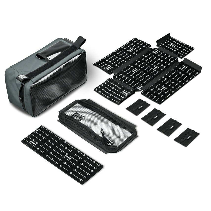 サイズ H13 × W25 × D13cm 重量 316g 同梱物 TPUメッシュポケット 専用インサート ディバイダーウォール ディバイドコネクター ×4 製品特徴 CRDBAGの「メガブリック」は、映像制作や撮影の現場で求められる大容量の収納力、優れた耐久性、そして素早いアクセス性を兼ね備えたモジュラータイプの収納ポーチです。 機材を整理して収納するだけでなく、必要なものを即座に見つけ出し、適切に保護しながら、現場の状況に合わせて柔軟に管理できるよう設計されています。 本体素材には900DナイロンとTPUメッシュラミネートを採用し、ジッパー部には丈夫なYKK製を採用。過酷な環境下でも機材を確実に保護しながら、高い視認性を確保しました。 厚みのあるアクセサリーも余裕を持って収納できるサイズ設計で、移動の多い撮影現場においても効率的なパッキングを実現します。 別売りのコードタブを挿入できる透明なTPUウィンドウ、パッチ（別売り）を貼り付け可能なベルクロ、およびループタブを備えています。これにより収納物の識別が容易になり、用途やチームの運用スタイルに合わせたカスタマイズが可能です。 ポーチ単体の「メガブリック」と、専用インサートとディバイダーセットが付属する「メガブリック バンドル」をご用意しています。 「メガブリック」は単なる収納用品の枠を超え、プロフェッショナルのための整理システムを拡張する新たな選択肢となります。 注意：モニターの発色具合により実際のものと色が異なる場合がございます