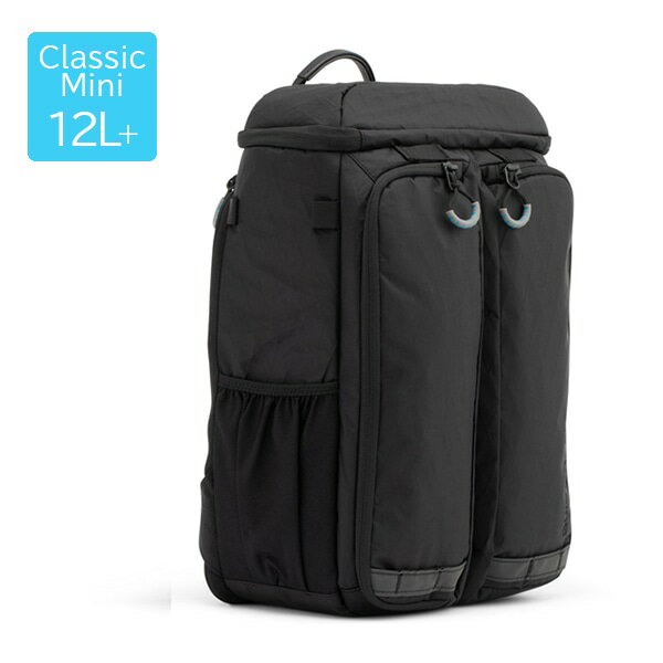 外寸 H42 × W26 × D17cm 内寸 H25 × W23 × D12cm 容量 12L 重量 1.4kg 同梱物 ディバイダー 製品特徴 上部コンパートメントを備えた、ミラーレスカメラの持ち運びに適したコンパクトなカメラバックパックです。都市での撮影、旅行、身軽な外出に最適な設計です。 上部コンパートメントはジッパーで開閉でき、すぐに取り出したい機材やアイテムの収納ができます。蓋裏側のメッシュポケットには取り外し可能なディバイダーが1枚付属するため、小物を整理して収納できます。また、上部コンパートメント内にもメッシュポケットが4つあり、アクセサリー類の収納に便利です。 メインコンパートメントへのアクセスは背中側からで、ダブルジッパーにより大きくバックパネルが開き、ジッパーを開ければ上部コンパートメントへもアクセスできます。 さまざまな機材収納のパターンに対応できるように充分な数のディバイダーが付属しており、ディバイダーにはオートバイのヘルメットにも採用されるArtilon foam（アーティリオン フォーム）を使用し、薄型で軽量ながら耐衝撃性に優れています。 ミラーレスカメラボディとレンズ数本、アクセサリーを収納可能です。 バックパネルの裏側には11インチまでのタブレットが収納できるスリーブ付き。タブレットの落下を防ぐため、マグネット式バックルで留められます。ほか、ジッパー付きのメッシュポケットが備わり、アクセサリーなどの収納に最適です。 バッグの両サイドにはポケット付き。小型三脚やウォーターボトルの収納に便利です。 フロントパネルのポケットは2つに分かれています。右側のポケットにはジッパー付きメッシュポケットのほか、ペンホルダー、オーガナイザーポケット、キーフック、別売の「テンボ 12 メモリーカードウォレット」用ランヤード、さらにパスポートなど貴重品を守るRFIDシールド付きのポケットがあります。 左側のポケットにはジッパー付きメッシュポケットと大きなポケットがあり、バッテリーやケーブルなどを収納できます。 掴みやすいトップハンドルにより、ハンドキャリーの際に便利です。バックパネルとショルダーストラップはクッション性に優れ、長時間の使用でも快適です。バックパネルは立体的なメッシュパネルにより背中とバッグ本体の間に空間を持つようにデザインされ、特に通気性に優れています。 また、チェストストラップにより、荷物をたくさん詰め込んだ際も安定した持ち運びも可能です。背面にはキャリーケースとの持ち運びに便利なパススルー付き。 外側にはX-Pac VX-21の生地が採用されています。軽量でありながら耐久性と耐候性に優れているため、過酷な環境でもバッグの中身をしっかりと守ります。 さらに、YKK製ジッパーを採用しており、グレーとブルーのジッパープルは掴みやすく視認性にも優れています。また、メインコンパートメントのジッパーが意図せず開いているときにすぐに気づけるよう、ジッパー裏側には目につきやすいブルーの下地を採用しています。 ※商品画像のカメラなどは付属しません。 ※商品詳細画像は他カラーを使用している場合がございます。 注意：モニターの発色具合により実際のものと色が異なる場合がございます