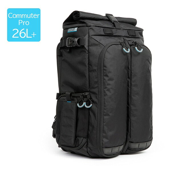 外寸 H52 × W32 × D22cm 内寸 カメラ収納部：H34 × W30 × D15cm ロールトップ部分：H15 × W28 × D26.6cm 容量 26-31L 重量 2.6kg 同梱物 ・ディバイダー ・ウエストベルト ・レインカバー 製品特徴 上部がロールトップ型の、多くの収納スペースを必要とするフォトグラファーのためのカメラバックパックです。発売中の「キボコシティ コミューター 18L+」をより深くし、大型の機材のほか毎日の必需品も快適に持ち運ぶことができます。 ロールトップの開口部はマグネットで開閉でき、畳んだ後はFIDLOCK社製のマグネット式バックルでしっかりまとめて固定ができます。 ロールトップ内部は拡張前は約12.7cmの深さがあり、フィルターなどが入るメッシュポケットが4つ配置されています。 ざまな機材収納のパターンに対応できるように充分な数のディバイダーが付属しており、ディバイダーにはオートバイのヘルメットにも採用される Artilon foam（アーティリオン フォーム）を使用し、薄型で軽量ながら耐衝撃性に優れています。 グリップ付きのフルサイズカメラボディと、最大33cmまでのレンズを収納可能です。 バッグを下ろさずに中身が取り出せるように、バッグの片側にジッパーで開閉できるサイドパネルを設けています。パネルの内側にはレンズキャップ等の収納にぴったりなメッシュポケットがあり、細かいアイテムの収納に役立ちます。サイドにはマグネットで開閉できるポケットが付いており、小型三脚やウォーターボトルの収納に便利です。また、三脚上部を固定するためのベルトがバッグに備えられています。 右側のサイドポケットの横にはジッパーで開閉できるAirTag用の目立たないポケットが備えられています。 バックパネルの裏側には16インチまでのノートPCと13インチまでのタブレットが同時に収納できるスリーブ付き。ノートPCの落下を防ぐため、FIDLOCK社製のマグネット式バックルで留められます。ほか、ジッパー付きのメッシュポケットが2つ備わり、バッテリーやケーブルなどのアクセサリーの収納に最適です。 フロントパネルのポケットは2つに分かれています。右側のポケットにはジッパー付きメッシュポケットのほか、ペンホルダー、オーガナイザーポケット、キーフック、別売の「テンボ 12 メモリーカードウォレット」用ランヤード、さらにパスポートなど貴重品を守るRFIDシールド付きのポケットがあります。 左側のポケットにはジッパー付きメッシュポケットと、大きなポケットが備わっており、バッテリーやケーブルなどの収納に適しています。 掴みやすいトップハンドルにより、ハンドキャリーの際に便利です。 バックパネルとショルダーストラップはクッション性に優れ、長時間の使用でも快適です。バックパネルは立体的なメッシュパネルにより背中とバッグ本体の間に空間を持つようにデザインされ、特に通気性に優れています。 また、取り外し可能のウエストベルトと、マグネット式のチェストストラップにより、多くの荷物を詰め込んでも安定した持ち運びが可能です。背面にはキャリーケースとの持ち運びに便利なパススルー付き。 外側にはX-Pac VX-21の生地が採用されています。軽量でありながら撥水性と耐久性に優れているため、過酷な環境でもバッグの中身をしっかりと守ります。 さらに、YKK製ジッパーを採用しており、グレーとブルーのジッパープルは掴みやすく視認性にも優れています。また、メインコンパートメントのジッパーが意図せず開いているときにすぐに気づけるよう、ジッパー裏側には目につきやすいブルーの下地を採用しています。 レインカバーは専用のポケットに同梱され、悪天候でもバッグをしっかり保護します。 ※商品画像のカメラなどは付属しません。 ※商品詳細画像は他カラーを使用している場合がございます。 注意：モニターの発色具合により実際のものと色が異なる場合がございます