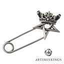 メンズ レディース シルバーアクセサリーブランド 「 ARTEMISKINGS ( アルテミスキングス ) 」 2020AW Collection パンクの象徴にも使われるセーフティピンをモチーフにしたアクセサリー。 「五芒星に王冠」モチーフをヘッドにあしらったデザインもキュートな作品。 ペンダントやブローチ、ピアスなどとしても使用可能！ 商品データ ・商品番号 [AK-AKEX0001] ■素材:シルバー925 縦 15mm 横 35mm 厚 7.5mm 重 3g 付属品はギャランティカード、専用BOX、ショッピングバッグとなります。 ※アイテムによって付属しないものや、付属品の仕様が予告なく変更される場合がございます。 楽天BOX受取対象商品/銀の蔵/新宿銀の蔵/Ginnokura/楽天市場/アクセサリー/ジュエリー/Accessory/Jewelry/big sale/春/夏/秋/冬/あす楽/あすらく/メール便/DM便/装飾品/特別/人気/大人気/話題/ランキング/ヒット/トレンド/こだわり/誕生日/記念日/プレゼント/ギフト/贈り物/喜ぶ/彼氏/旦那/夫/息子/弟/兄/父/祖父/男性用/紳士/カジュアル/セレクト/ストリート/ヴィンテージ/サーファー/エスニック/モテる/b系/v系/エグザイル/ジェイソウルブラザーズ/JSB/ビター系/きれいめ/女子ウケ/存在感/流行り/2022/2023/2024/2025/大人/成人/10代/20代/30代/40代/50代/60代/70代/社会人/大学生/高校生/中学生/中高生/安価/修理/新婚/男友達/卒業祝い/入学祝い/就職祝い/入社祝い/かっこいい/バースデー/ホワイトデー/お返し/バレンタインデー/バレンタイン/クリスマス/クリスマスイブ/イブ/xmas/xmasギフト/xmasプレゼント/クリスマスプレゼント/クリスマスギフト/誕生日プレゼント/誕生日ギフト/バレンタインデーギフト/バレンタインデープレゼント/ホワイトデーギフト/ホワイトデープレゼント/母の日/父の日/敬老の日/結婚式/お祝い/お礼/思い出/サプライズ/プロポーズ/サスティナビリティ/エコロジー/エコ/トレーサビリティ/エシカル/フェアトレード/スパークリング/スパークル/送料無料/内祝い/ポイント/韓国系/K-POP/BTS/ASTRO/AB61X/NCT/JO1/2PM/BIGBANG/TXT/SHINee/良品/高級/厳選/オシャレ/おしゃれ/ファッション/ブランド/イチオシ/いちおし/オススメ/おすすめ/安い/格安/激安/やすい/リーズナブル/セール/SALE/効果/専門店/取扱店/店舗/お店/ショップ/工房/新宿/中野/東京都/関東/日本/JAPAN