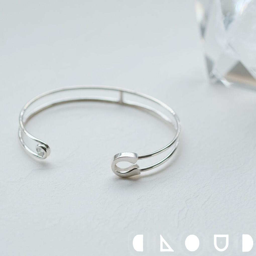 Cloud Jewely 安全ピン バングル シルバー925 クラウドジュエリー シンプル カジュアル アクセサリー シルバー925 さりげない シルバー アクセント レイヤード デイリー セント ジルコニア ジュエリー ミニチュア 安全ピン ボックス付